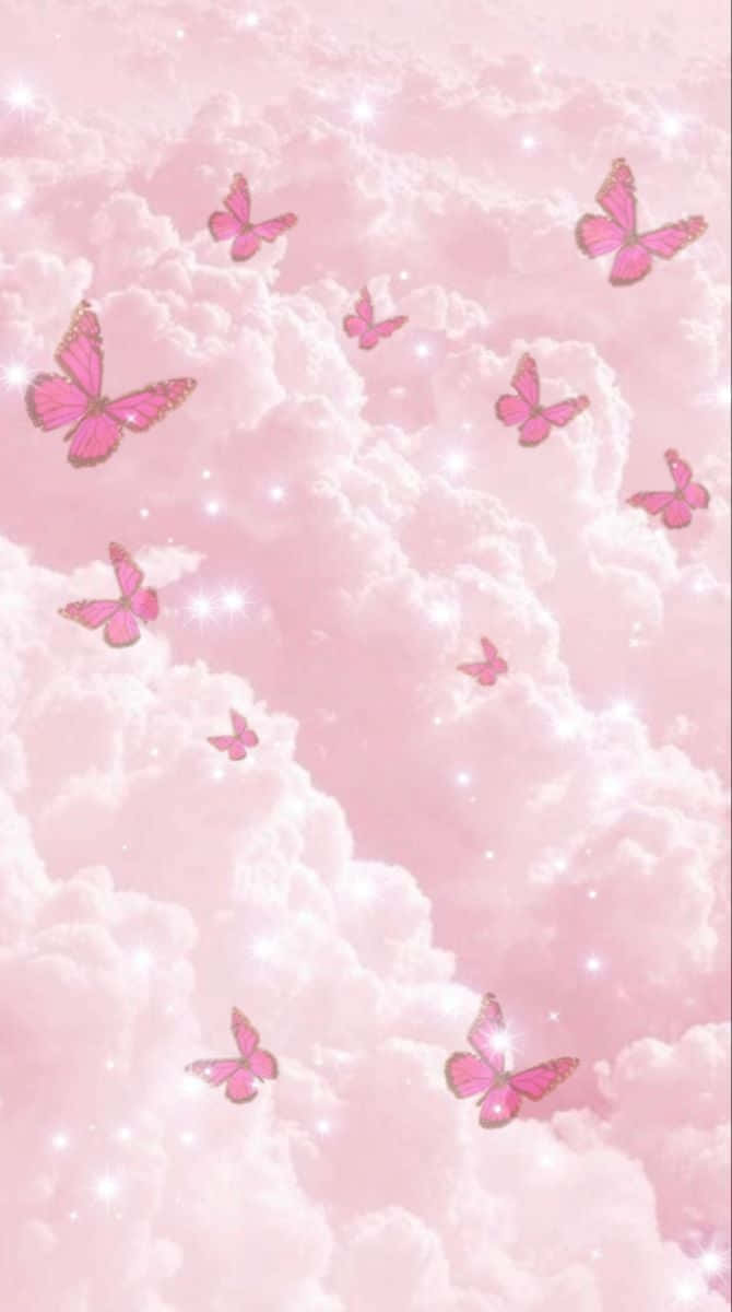 Glitter Butterfly 桌布 壁紙 — 粉紅色蝴蝶在夢幻般的天空中，穿過點綴著閃爍星星的柔和粉彩雲朵翩翩飛舞。