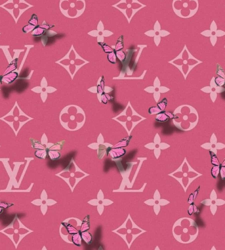 桌布 壁紙 — 粉紅色蝴蝶在重複的 Louis Vuitton 字母圖案上翩翩起舞，背景為充滿活力的粉紅色。