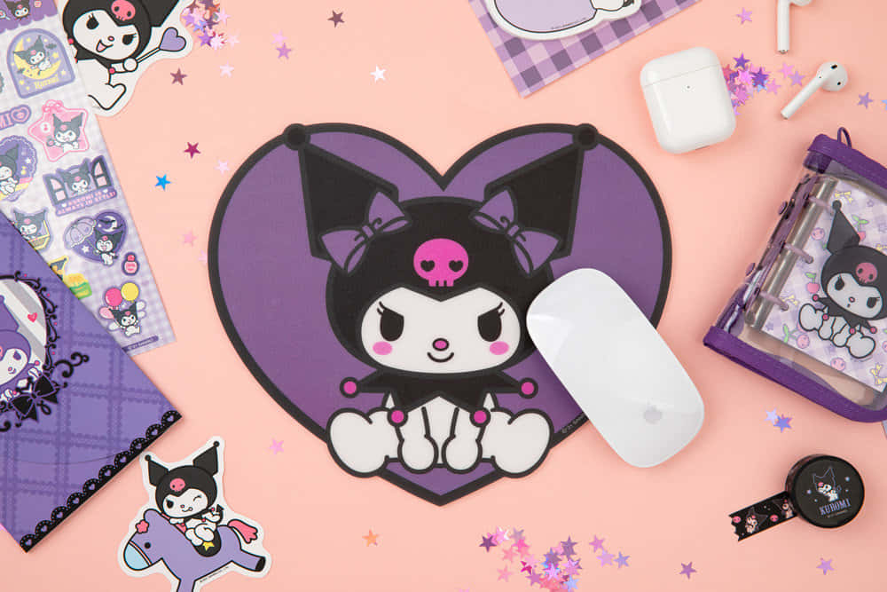 Hello Kitty And Friends 桌布 壁紙 — 粉紅色表面上散落著紫色Kuromi商品，包括心形滑鼠墊、貼紙和配件。