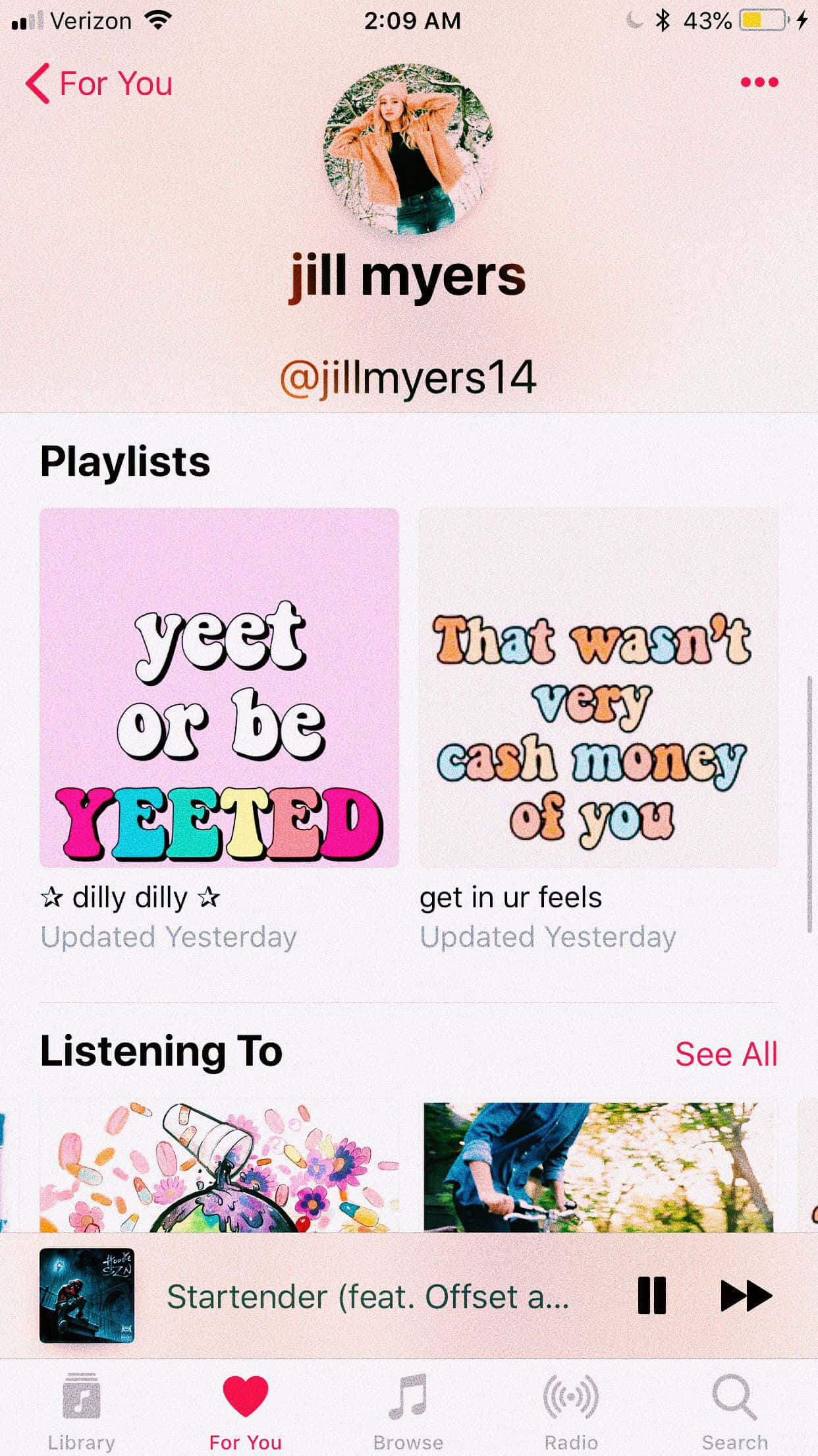 Playlist 桌布 壁紙 — 粉紅色調的 Spotify 應用程式畫面，顯示用戶個人資料、播放清單和當前歌曲，帶有俏皮多彩的文字設計。