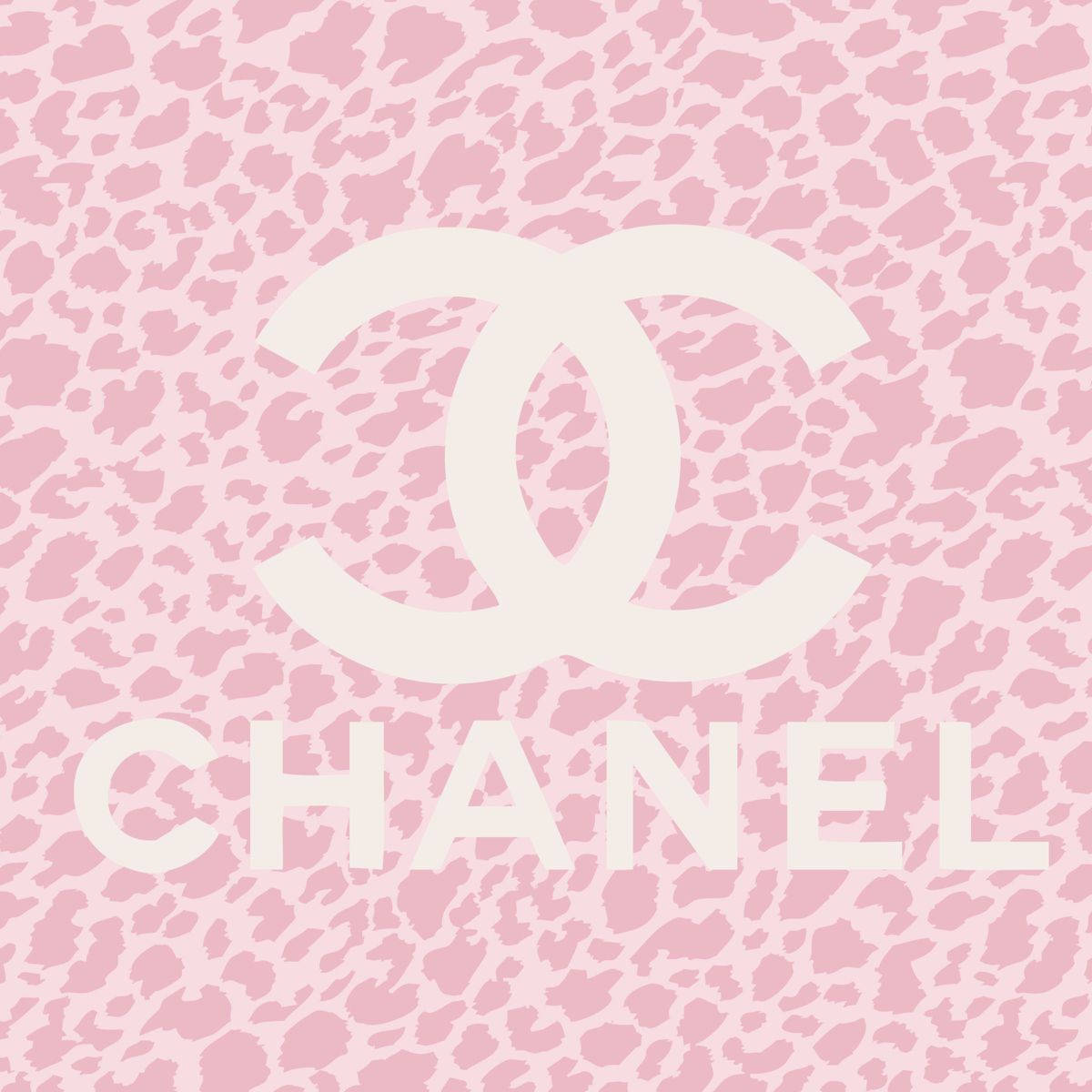 Chanel 桌布 壁紙 — 粉紅色豹紋壁紙，帶有大型白色Chanel標誌和品牌名稱。