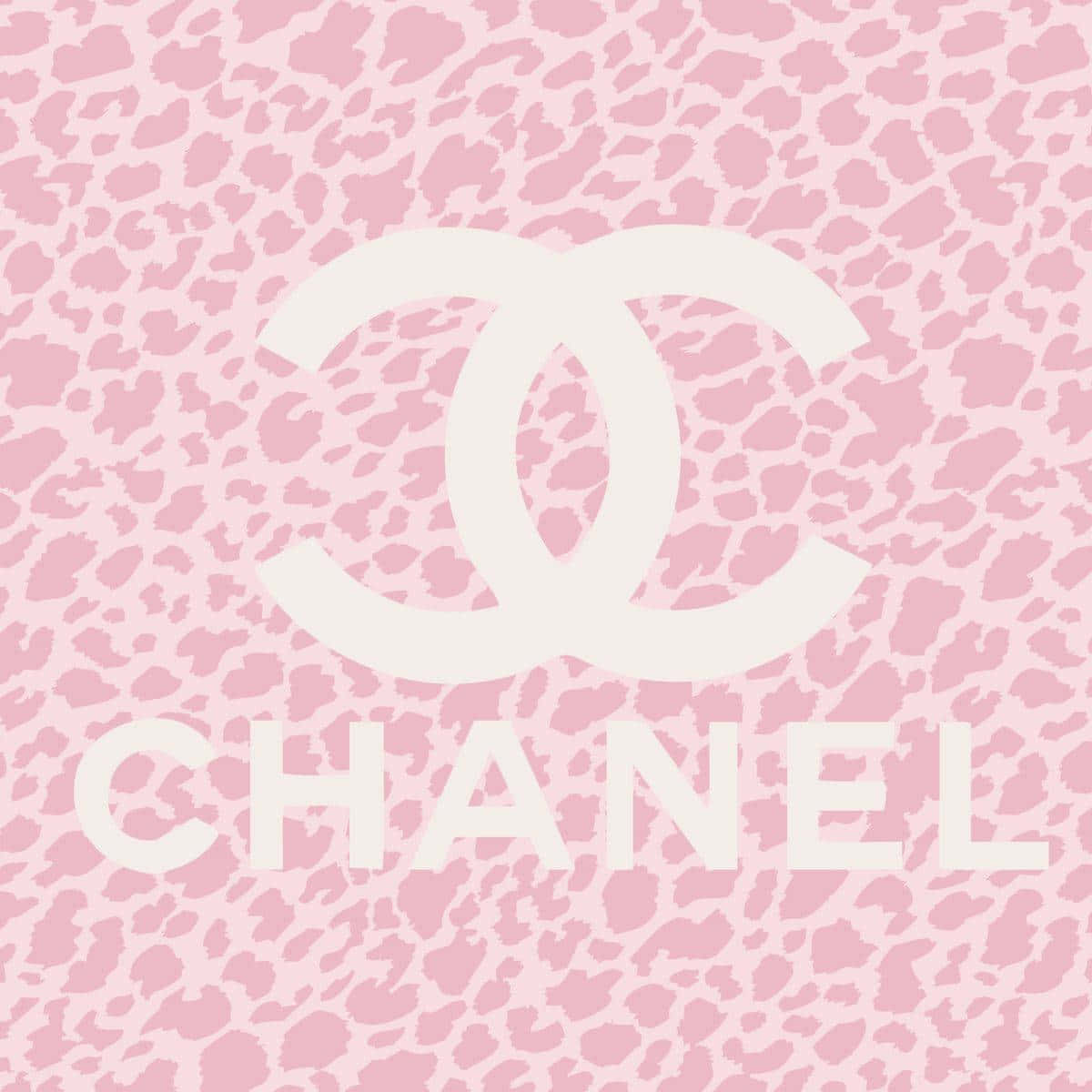 Chanel 桌布 壁紙 — 粉紅色豹紋壁紙，帶有白色 Chanel 標誌和品牌名稱。