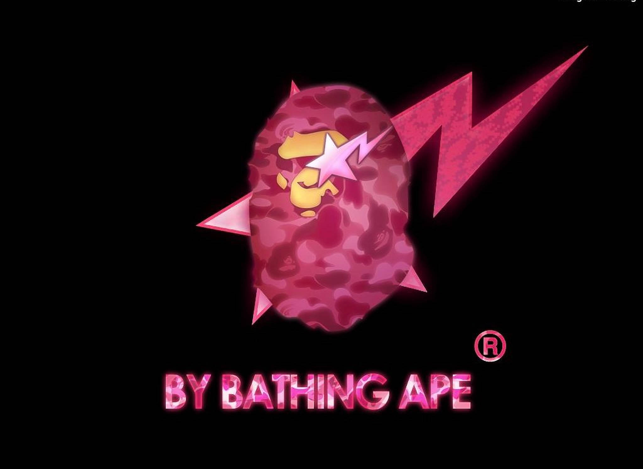bape logo 桌布 壁紙 — 粉紅色迷彩猿頭標誌，帶有星星和閃電，黑色背景。