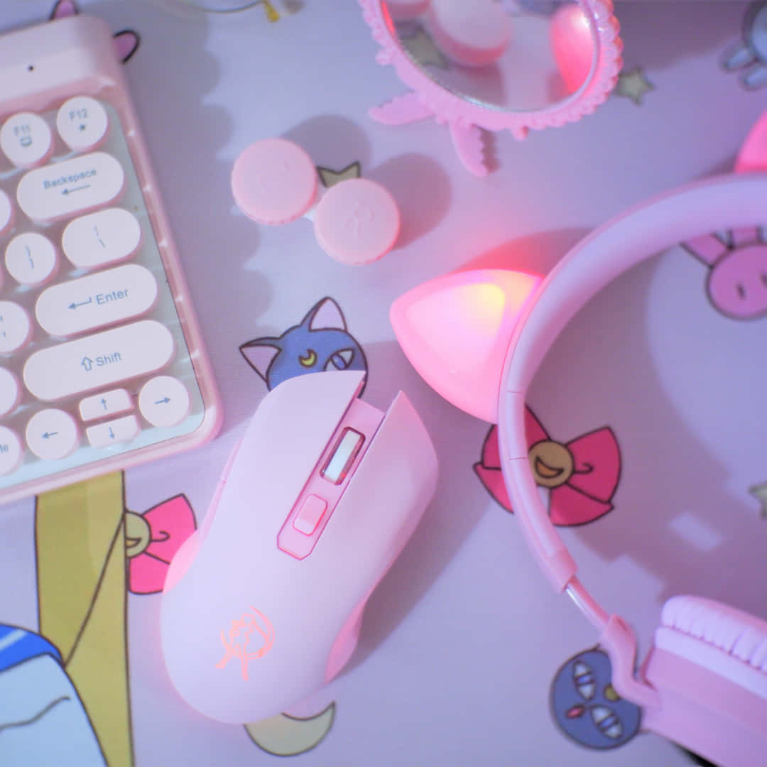 Kawaii Aesthetic 桌布 壁紙 — 粉紅色遊戲滑鼠和鍵盤在帶有貓耳和耳機的粉彩動漫主題桌上柔和發光。