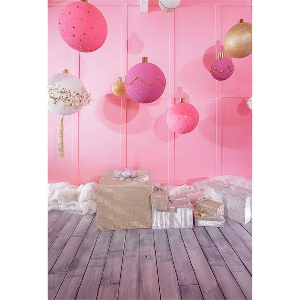 Pink Wall 桌布 壁紙 — 粉紅色鑲板牆上飾有閃亮裝飾品和木地板上的包裝禮物。