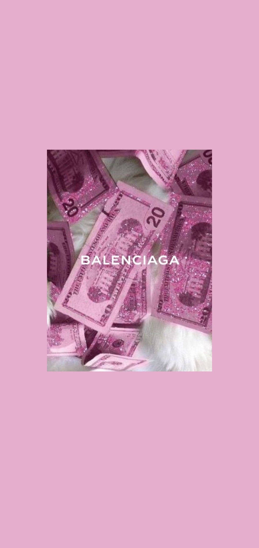 Balenciaga 桌布 壁紙 — 粉紅色閃粉20美元鈔票散落在毛絨白色表面上，帶有'BALENCIAGA'文字疊加。