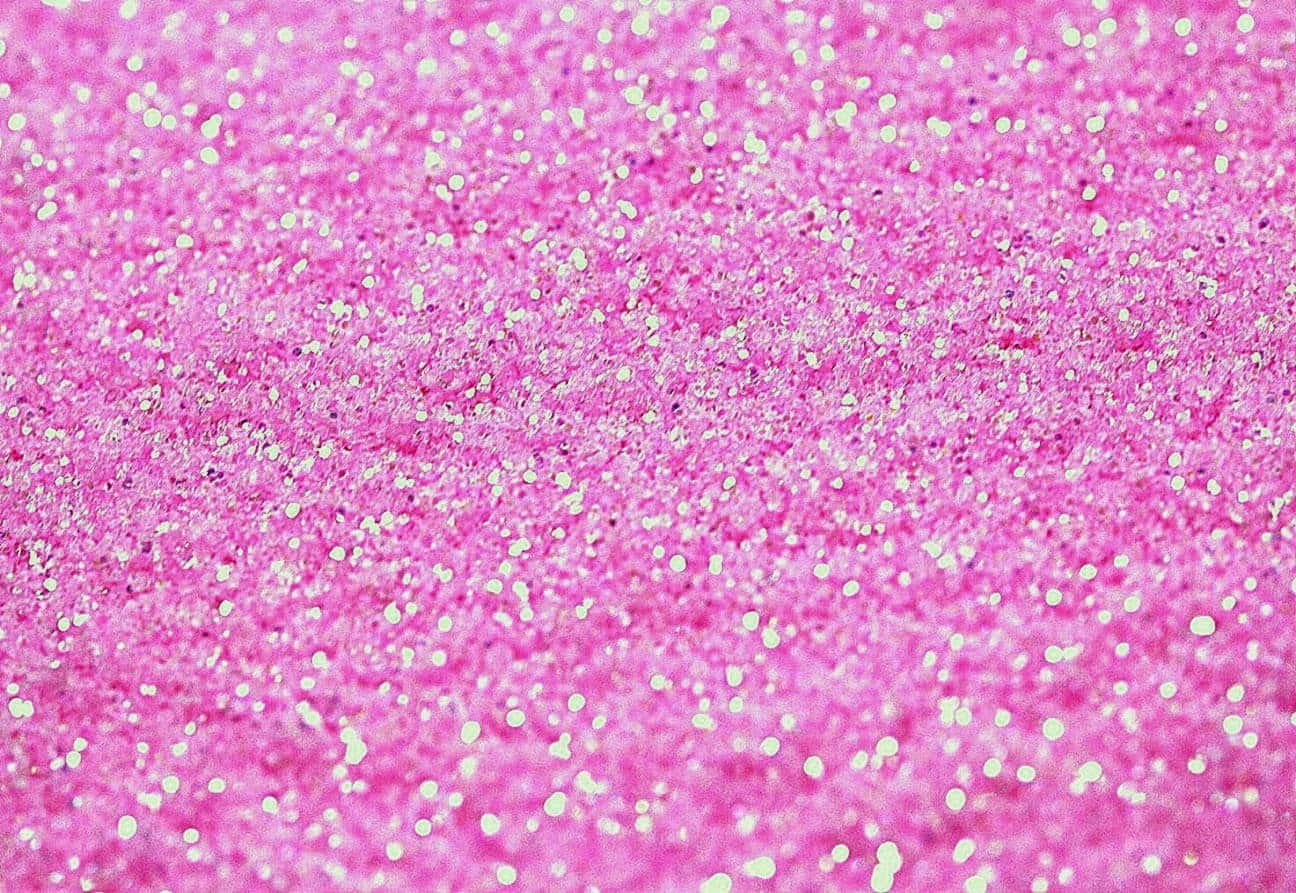 Sparkles 桌布 壁紙 — 粉紅色閃粉的特寫，帶有散落的白色閃光，營造出閃爍的紋理表面。