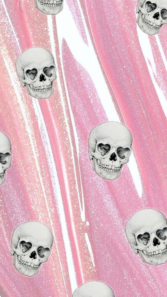 Pink Halloween 桌布 壁紙 — 粉紅色閃粉背景，帶有白色條紋和重複的骷髏頭，骷髏頭的眼窩呈心形。