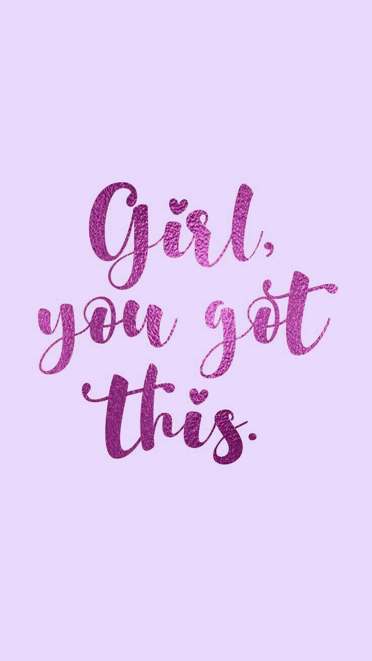 可愛語錄 桌布 壁紙 — 粉紅色閃粉草書文字，寫著「Girl, you got this.」，背景為柔和薰衣草色。