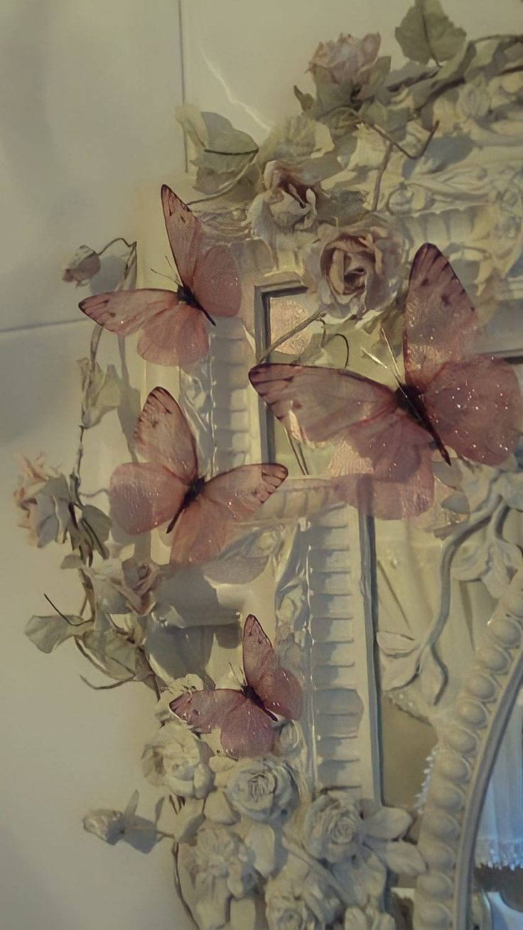 Butterflies 桌布 壁紙 — 粉紅色閃粉蝴蝶在華麗的白色鏡框上，於褪色的玫瑰之間飛舞。