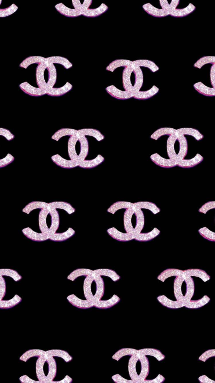 Chanel 桌布 壁紙 — 粉紅色閃粉香奈兒標誌在純黑色背景上以網格重複排列。