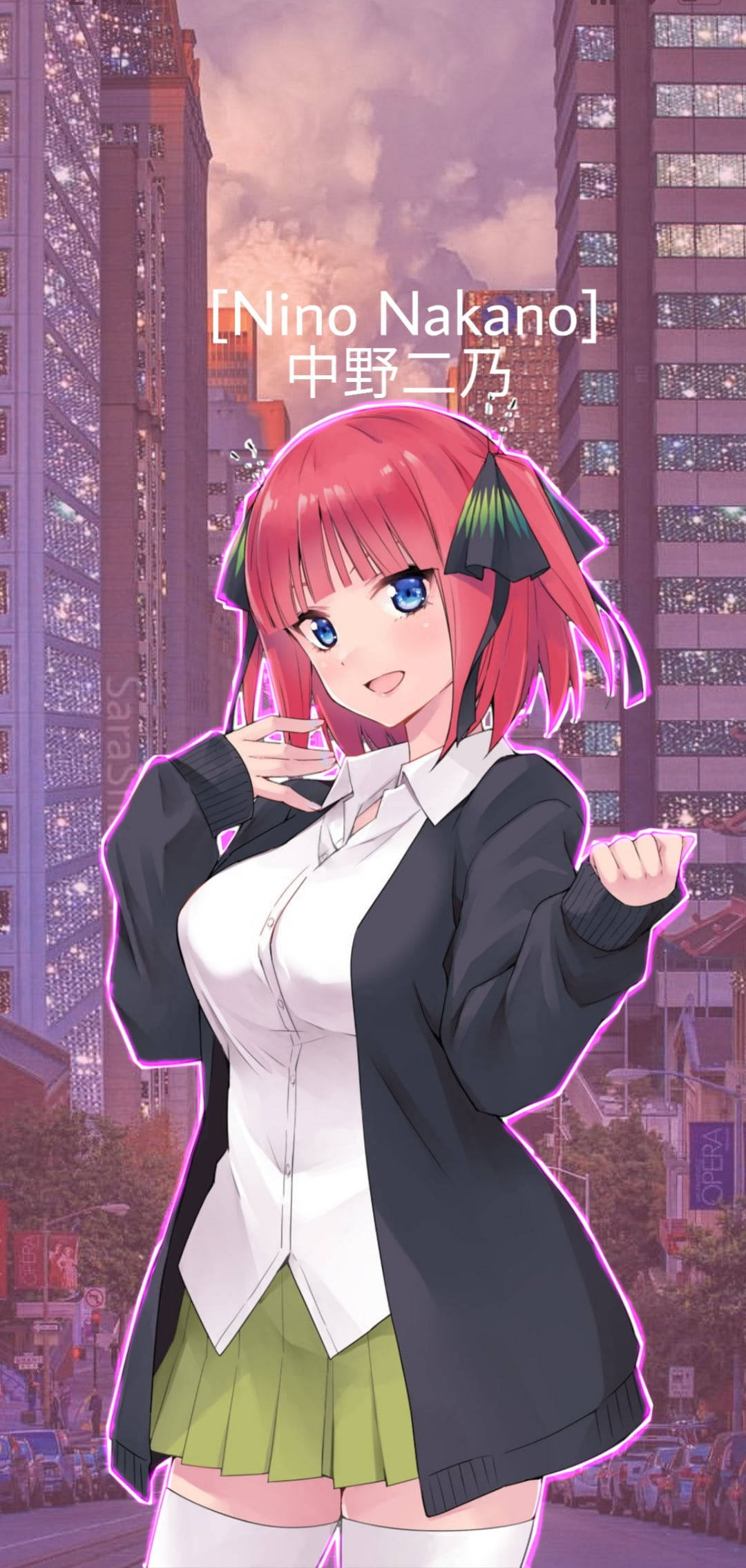 動漫 桌布 壁紙 — 粉紅色頭髮、藍色眼睛的動漫女孩，在黃昏時分自信地站在發光的霓虹城市景觀中。
