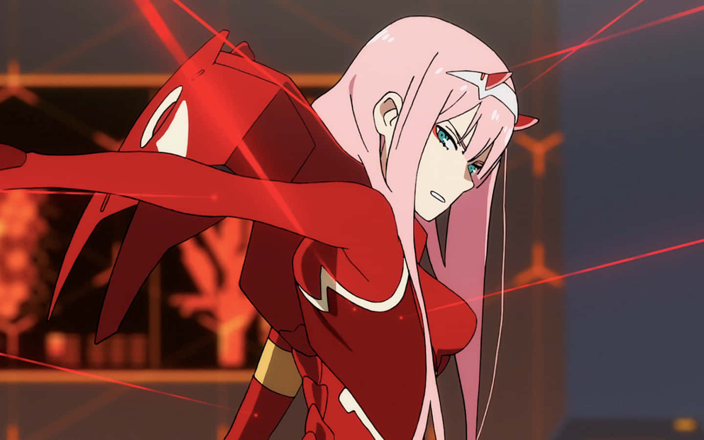 DARLING in the FRANXX 桌布 壁紙 — 粉紅色頭髮、身穿紅色盔甲的動漫女孩，在昏暗的未來場景中，在發光的紅色雷射光束中擺出動態姿勢。
