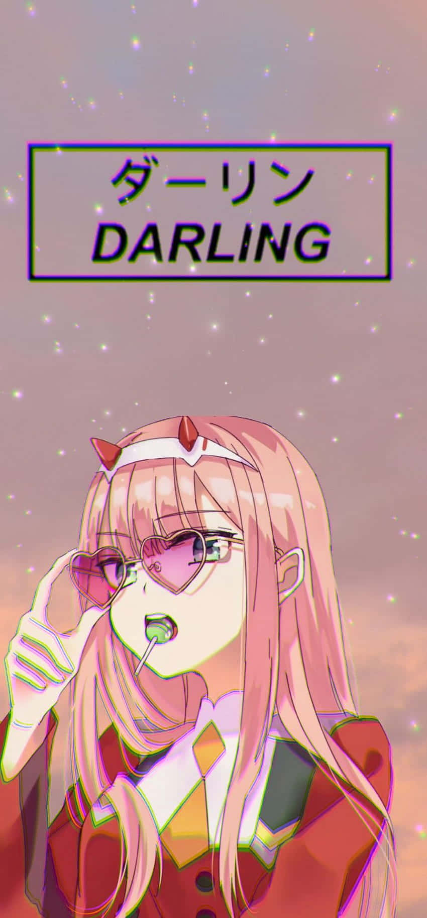 零二 桌布 壁紙 — 粉紅色頭髮的動漫女孩，戴著心形眼鏡和惡魔角，在星光閃爍的粉紅色天空下拿著棒棒糖，並有「DARLING」標誌。