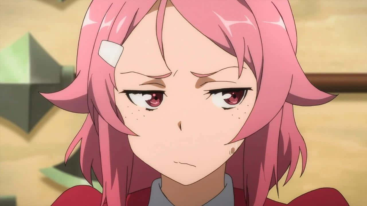 Sword Art Online Lisbeth 桌布 壁紙 — 粉紅色頭髮的動漫女孩特寫，表情嚴肅，眼睛紅色。