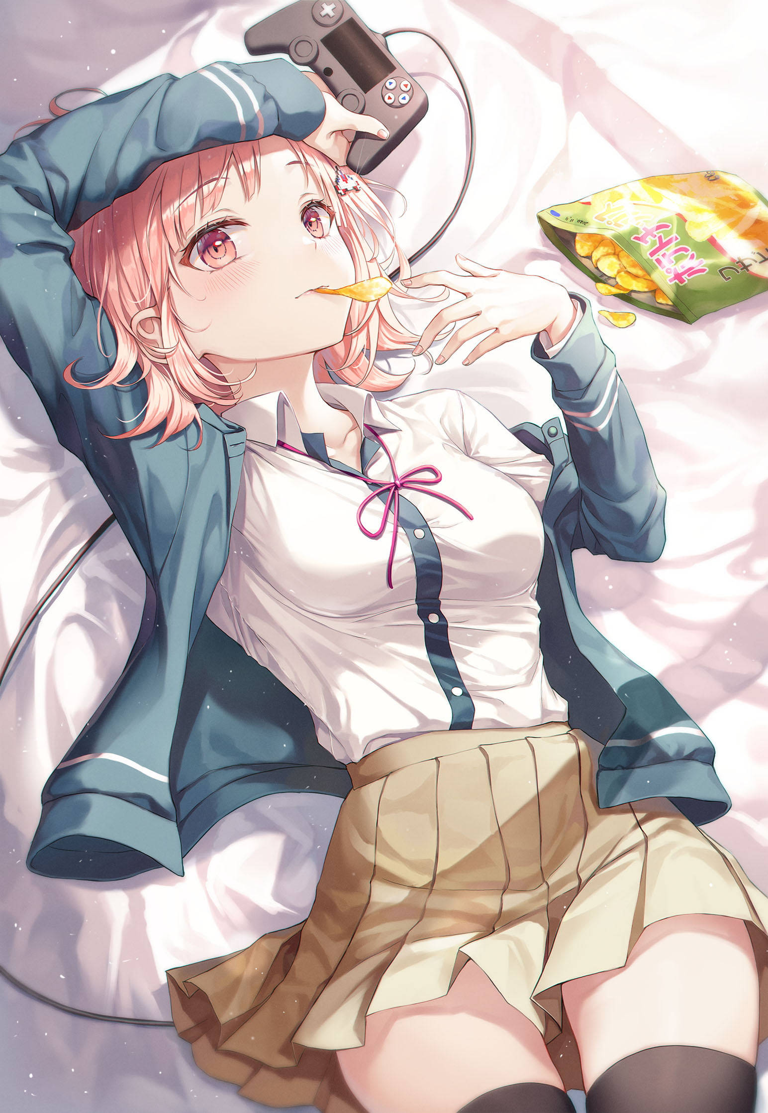 Chiaki 桌布 壁紙 — 粉紅色頭髮的動漫女學生穿著校服躺在床上，一邊吃薯片一邊拿著遊戲手把。
