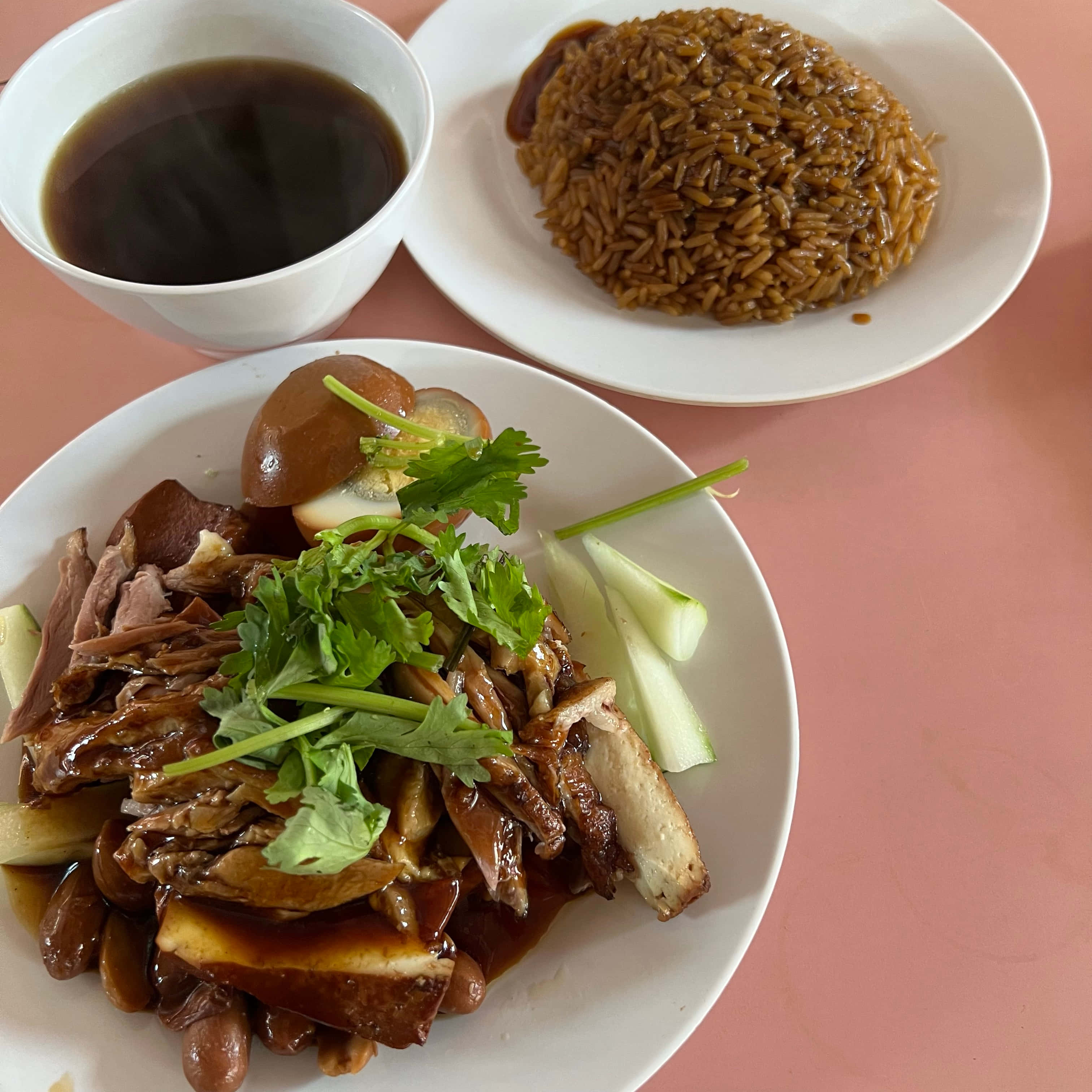 Food Photography 桌布 壁紙 — 粉紅色餐桌上，燉鴨配香菜小黃瓜、糙米和深色醬汁的美味菜餚特寫。