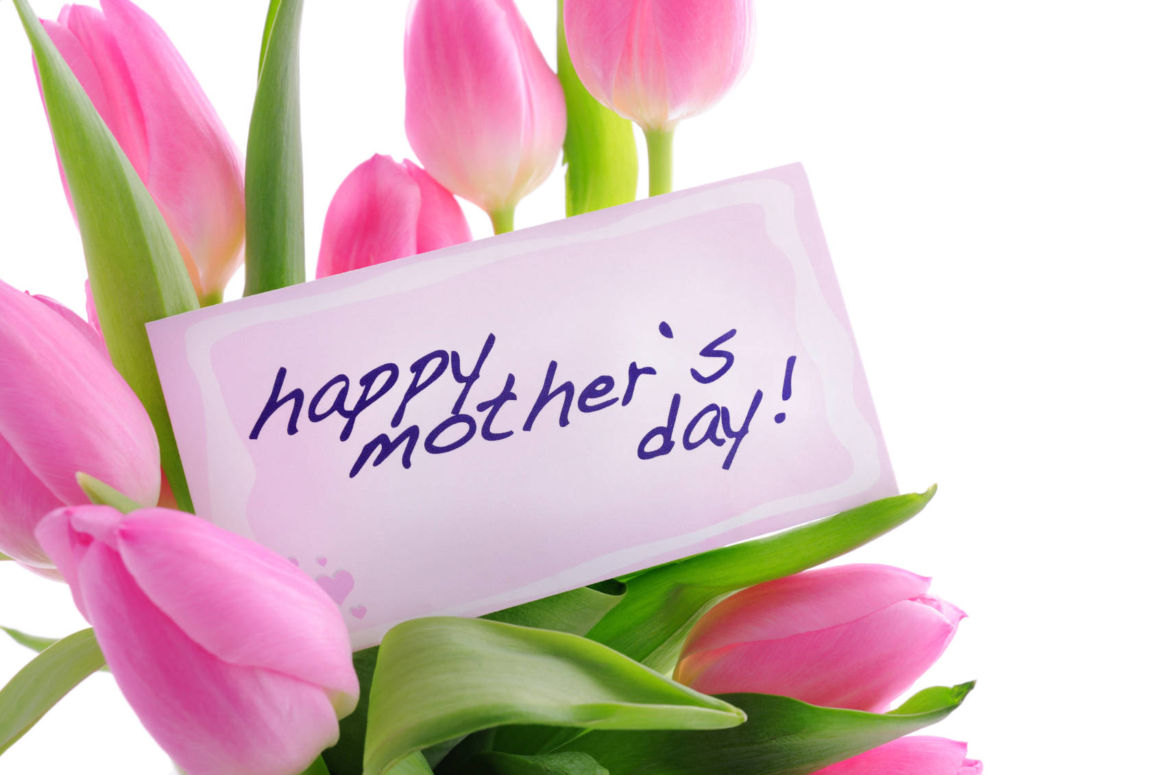 Happy Mothers Day 桌布 壁紙 — 粉紅色鬱金香圍繞著一張手寫的「母親節快樂」便條，背景是潔淨的白色。