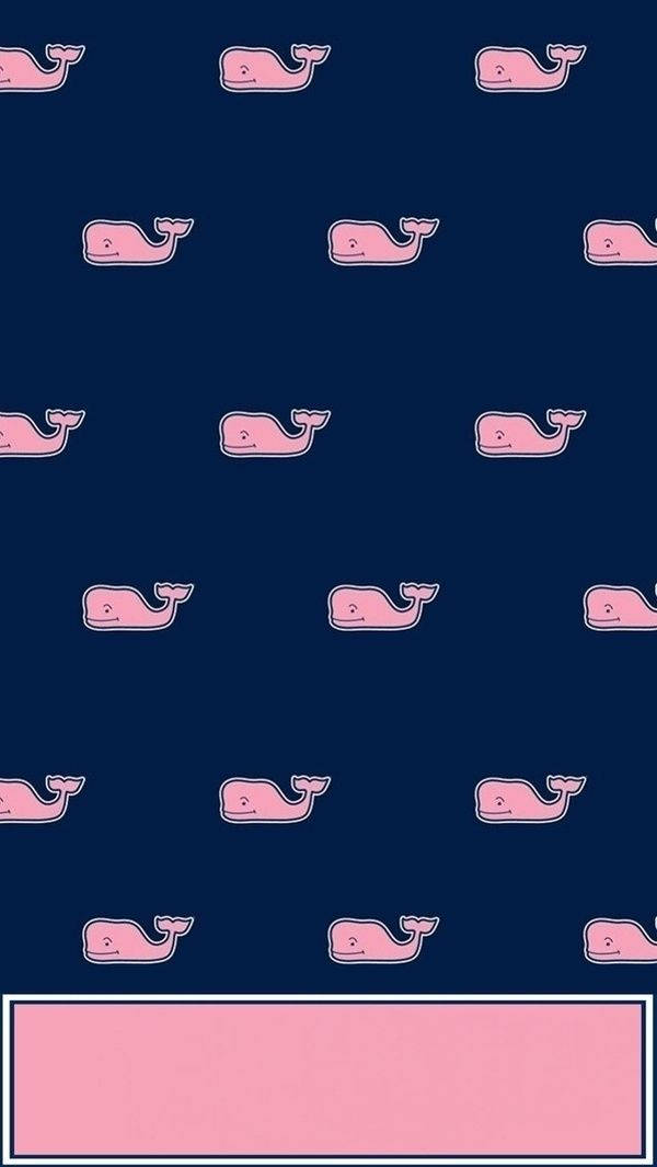 Preppy 桌布 壁紙 — 粉紅色鯨魚圖案在海軍藍背景上重複，底部有粉紅色橫幅。