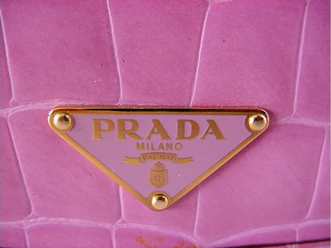 Prada 桌布 壁紙 — 粉紅色鱷魚紋Prada手提包近距離特寫，帶有金色三角形標誌牌。