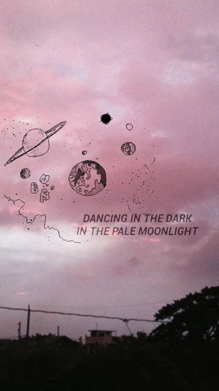 Pastel Pink Aesthetic 桌布 壁紙 — 粉紅色黃昏天空，手繪行星和文字疊加在樹木和房屋的深色剪影上方。