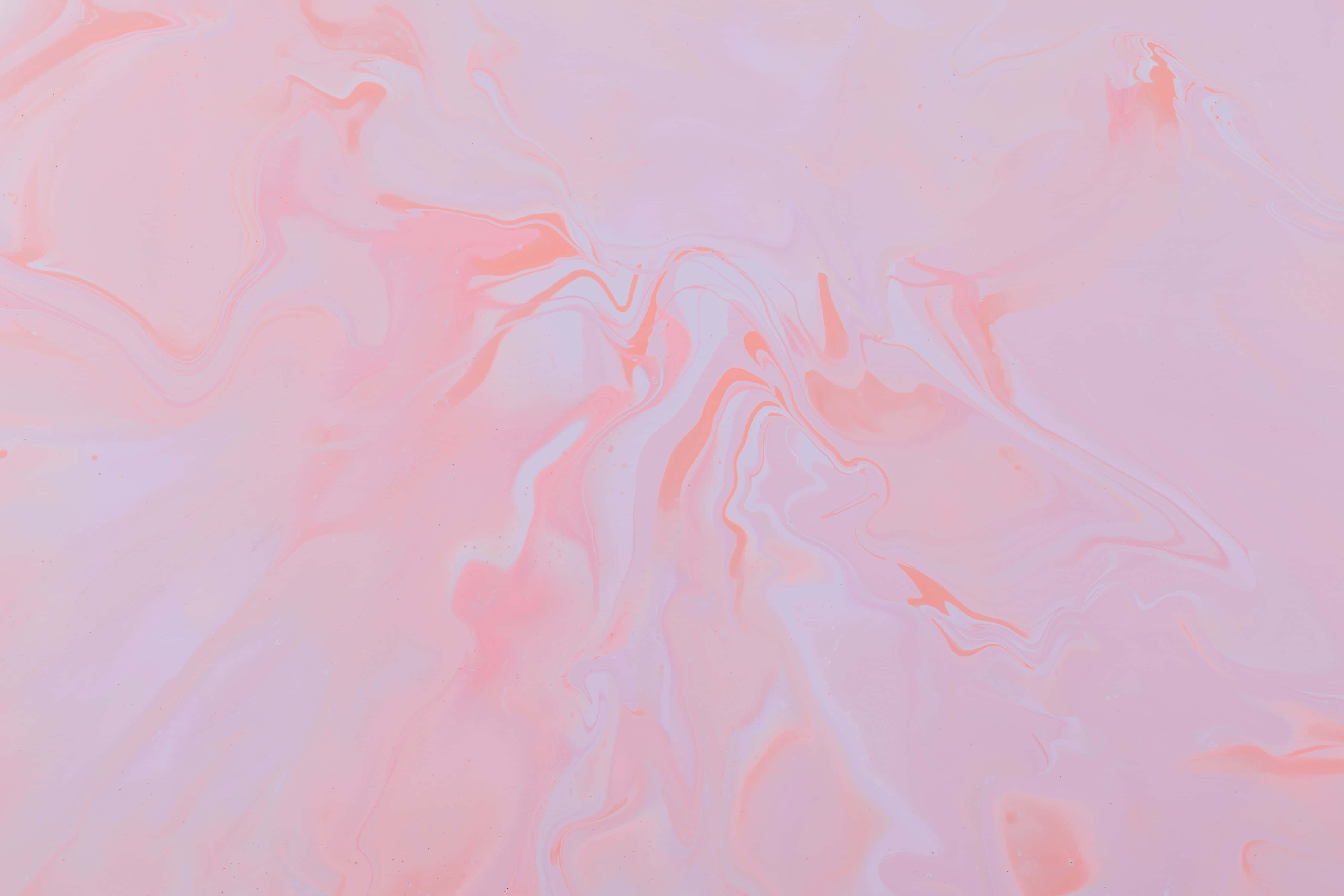 Soft Pink 桌布 壁紙 — 粉紅蜜桃和薰衣草的柔和漩渦圖案，營造出夢幻般的抽象流體藝術背景。