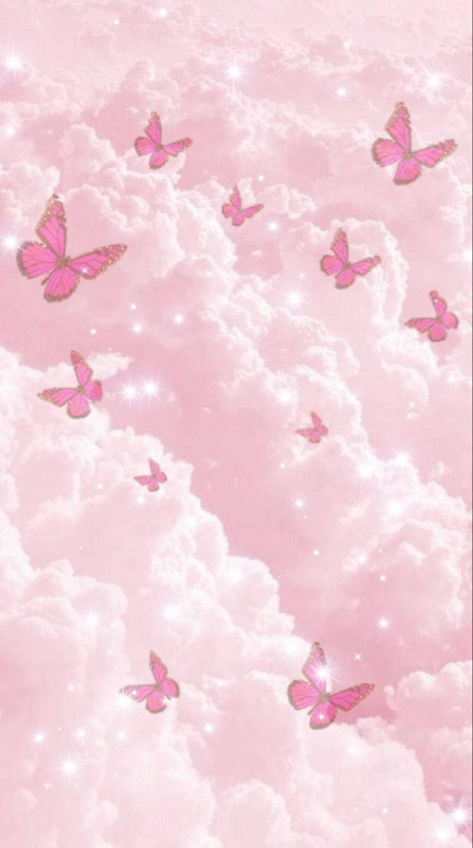 Aesthetic Girly 桌布 壁紙 — 粉紅蝴蝶在夢幻天空中，穿過點綴著閃爍星星的柔和粉彩雲朵翩翩飛舞。