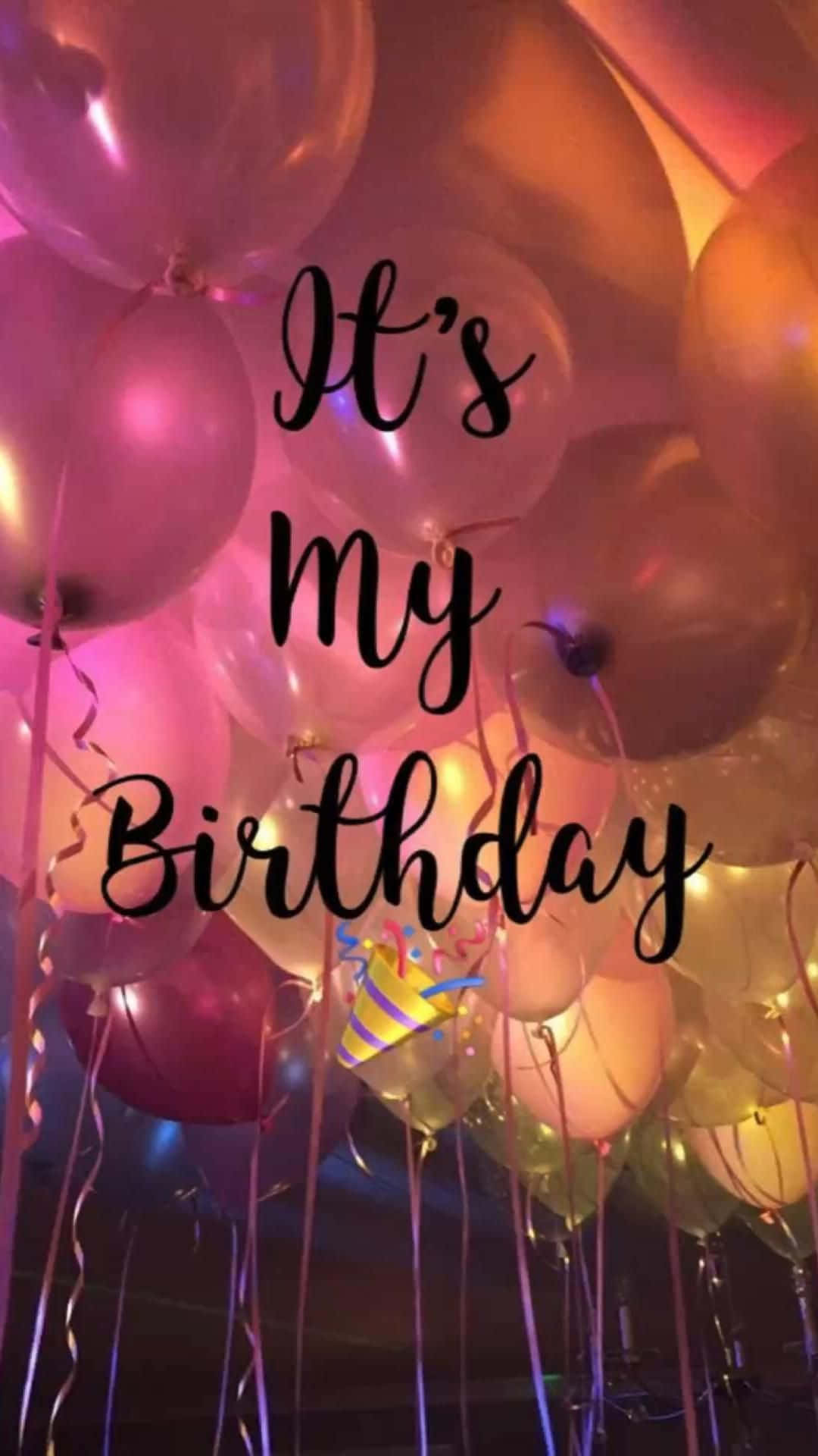 Birthday 桌布 壁紙 — 粉紅金色和紫色的氣球在溫暖的光芒中飄浮，並帶有草書文字慶祝生日派對。