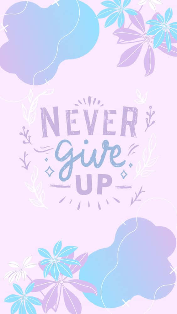 桌布 壁紙 — 粉紫色和藍色花卉插圖，帶有「Never Give Up」字樣，以奇特字體書寫，周圍環繞著裝飾性葉子。