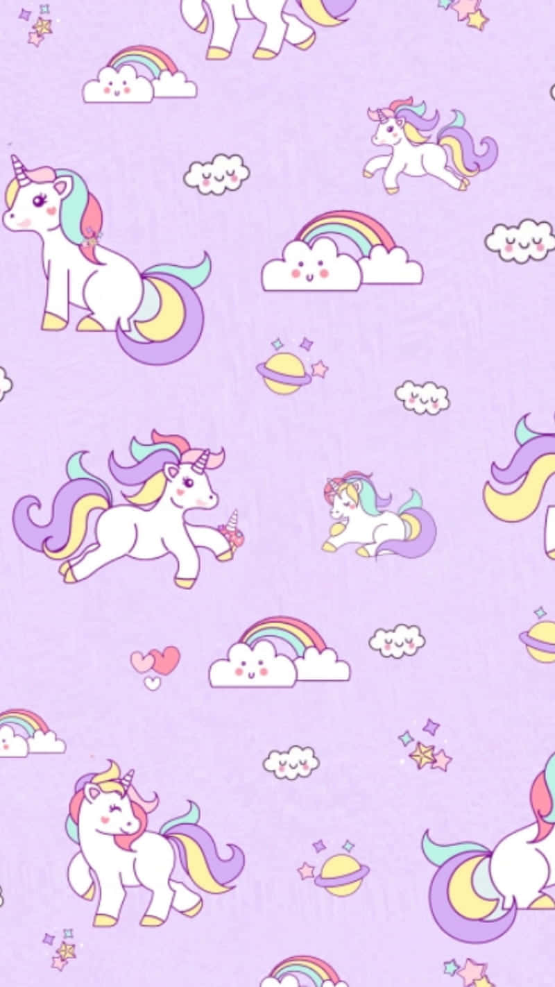 Pastel Unicorn 桌布 壁紙 — 粉紫色壁紙，帶有可愛卡通獨角獸、彩虹和微笑雲朵的重複圖案。