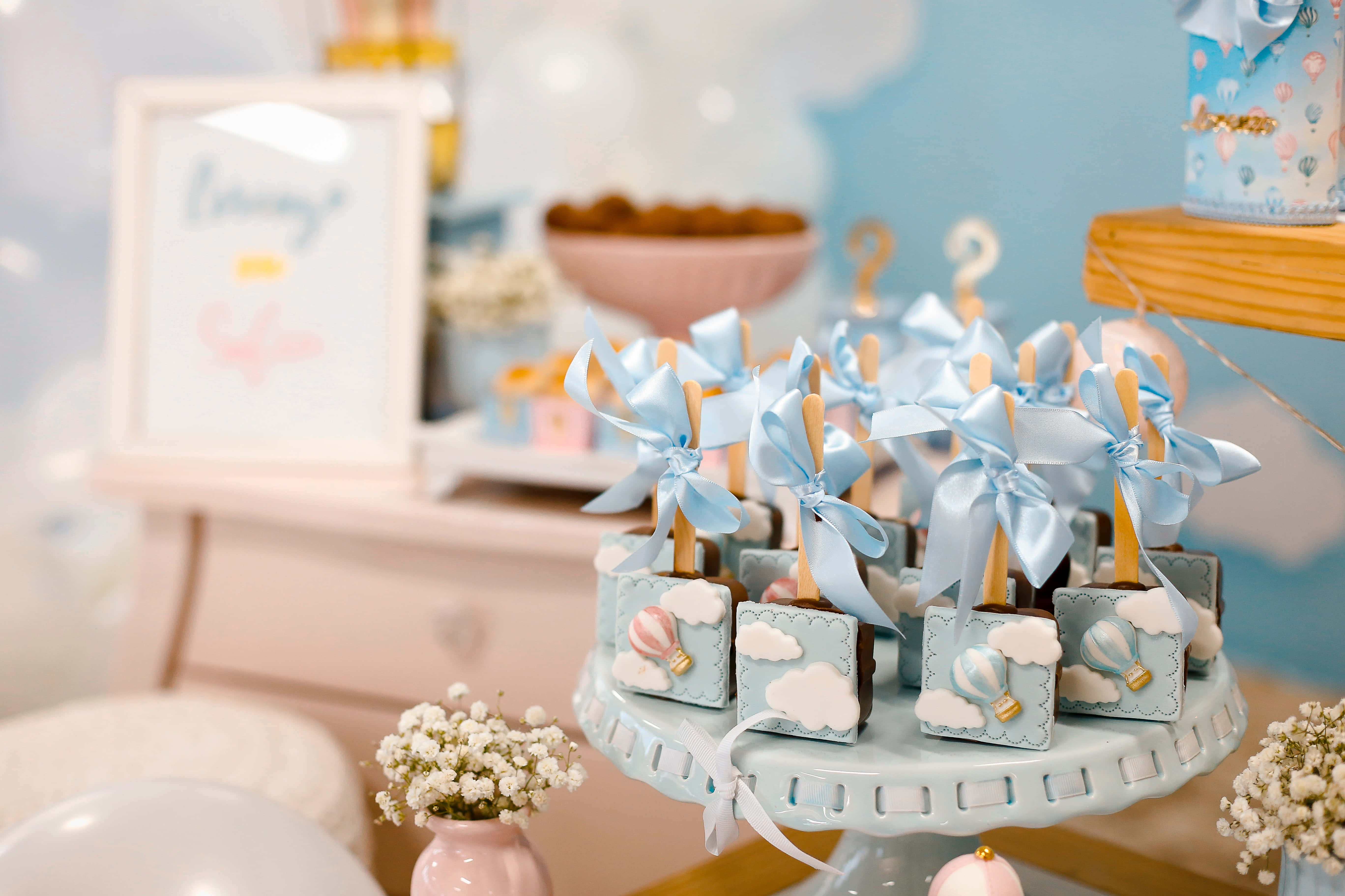Baby Shower 桌布 壁紙 — 粉藍色和粉紅色熱氣球主題甜品架，附有雲朵裝飾的甜點和嬰兒派對裝飾。