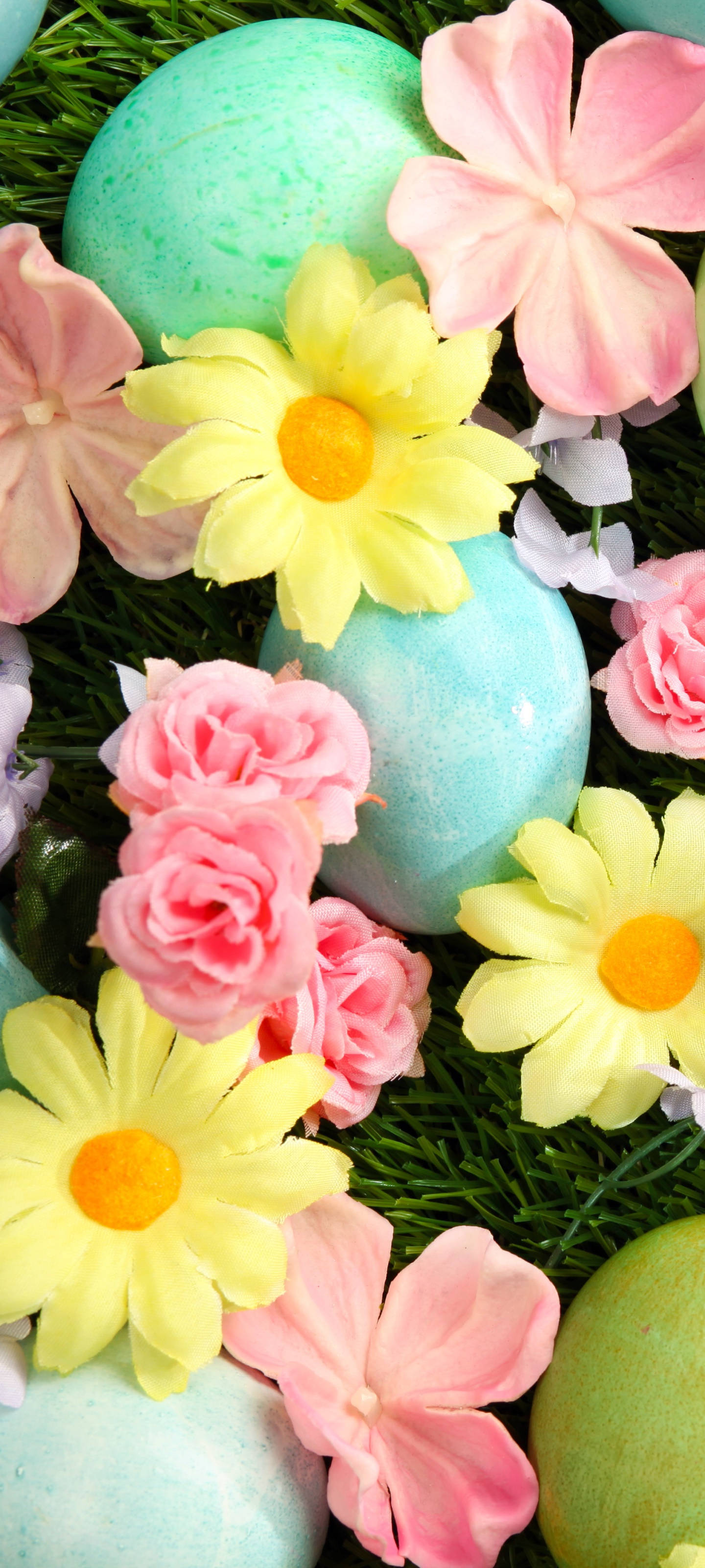 Easter Phone 桌布 壁紙 — 粉藍色斑點雞蛋藏在充滿活力的粉紅、黃色和白色花朵中，放在茂密的綠草地上。