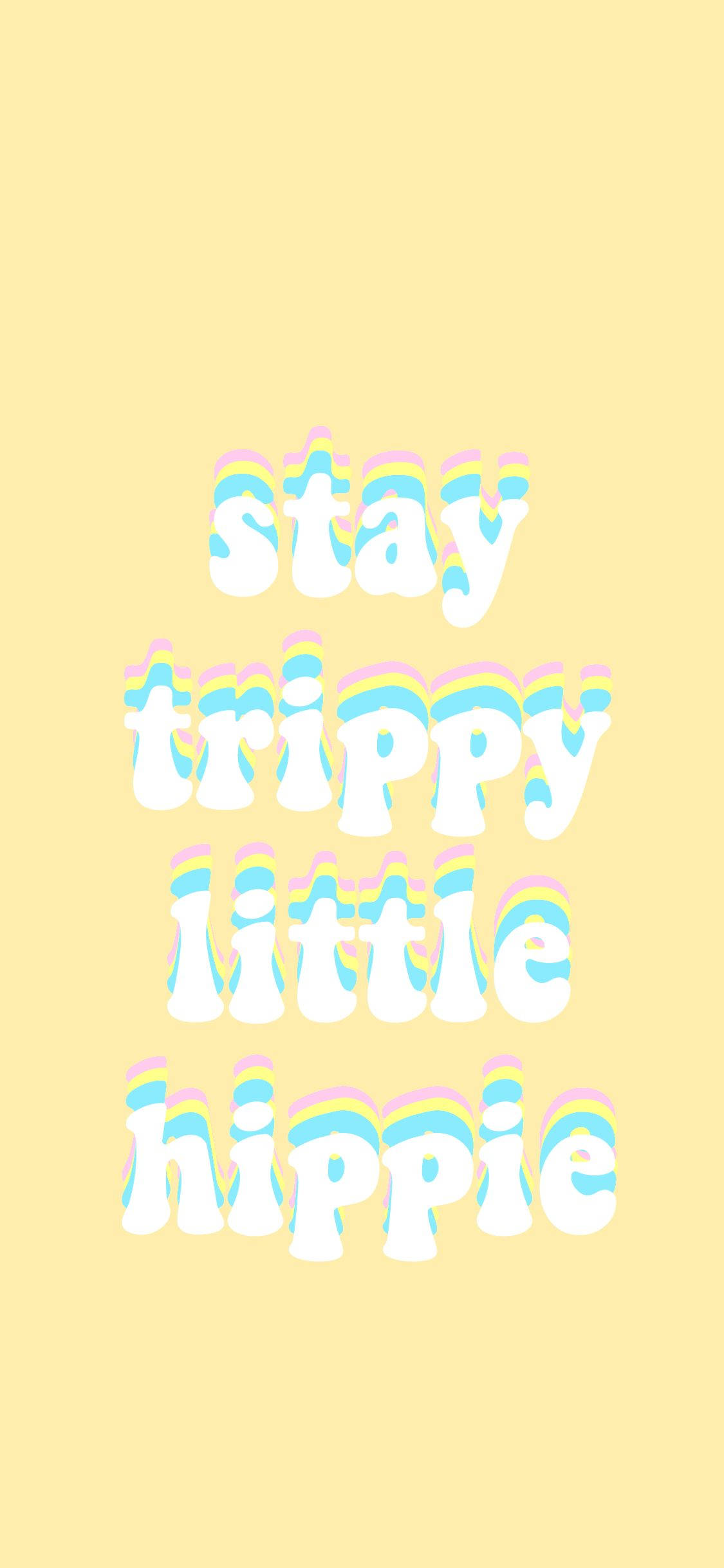 Hippie Aesthetic 桌布 壁紙 — 粉黃色背景，帶有滴落的彩虹色俏皮文字 'stay trippy little hippie'。