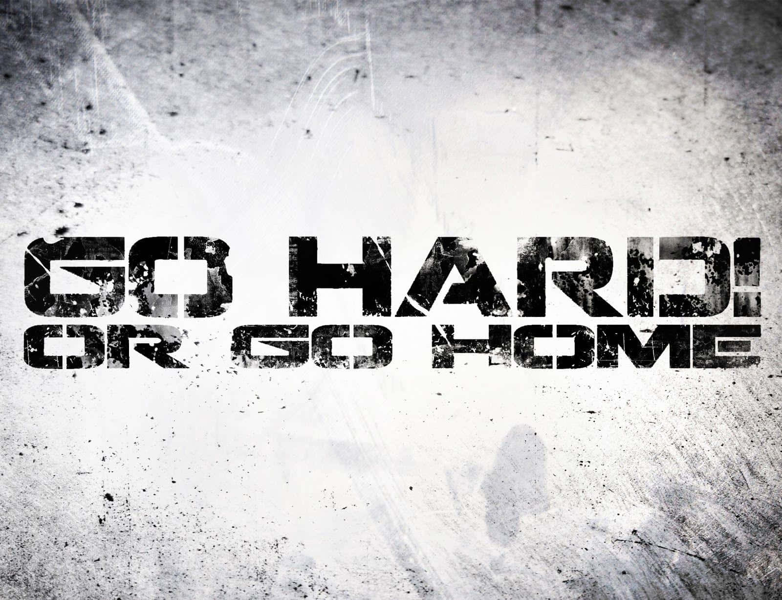 勵志語錄 桌布 壁紙 — 粗獷大膽的文字寫著 go hard or go home，背景是風化的混凝土，帶有飛濺痕跡。