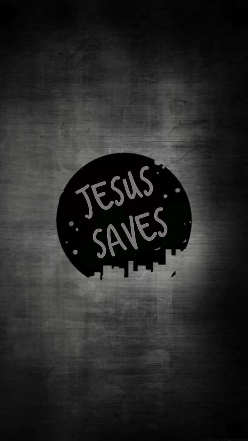 Jesus Saves 桌布 壁紙 — 粗糙深灰色紋理背景，中央有一個黑色圓形，內有白色風格字體 'JESUS SAVES'，底部有城市天際線剪影。