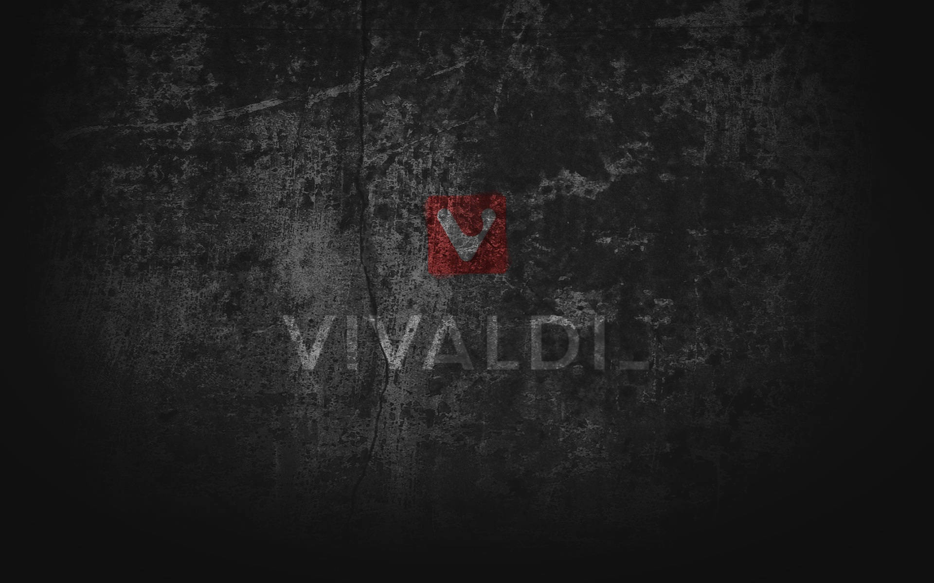 Website 桌布 壁紙 — 粗糙的深色混凝土牆上有一個褪色的紅色Vivaldi標誌和品牌名稱，以風化的白色字體呈現。