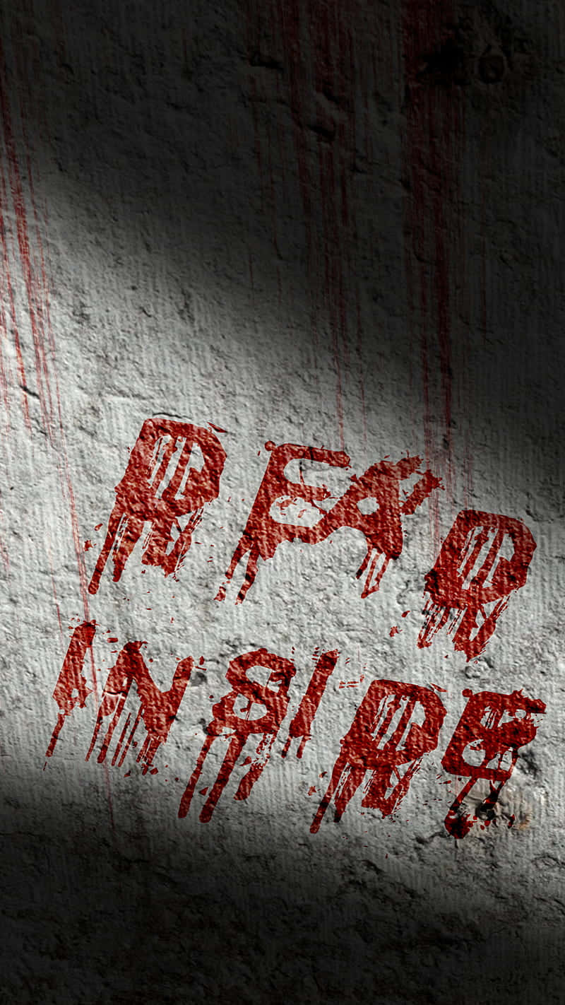 Dead Inside 桌布 壁紙 — 粗糙的混凝土牆上，在聚光燈下帶有滴落污漬的血紅色塗鴉寫著「FEAR INSIDE」。