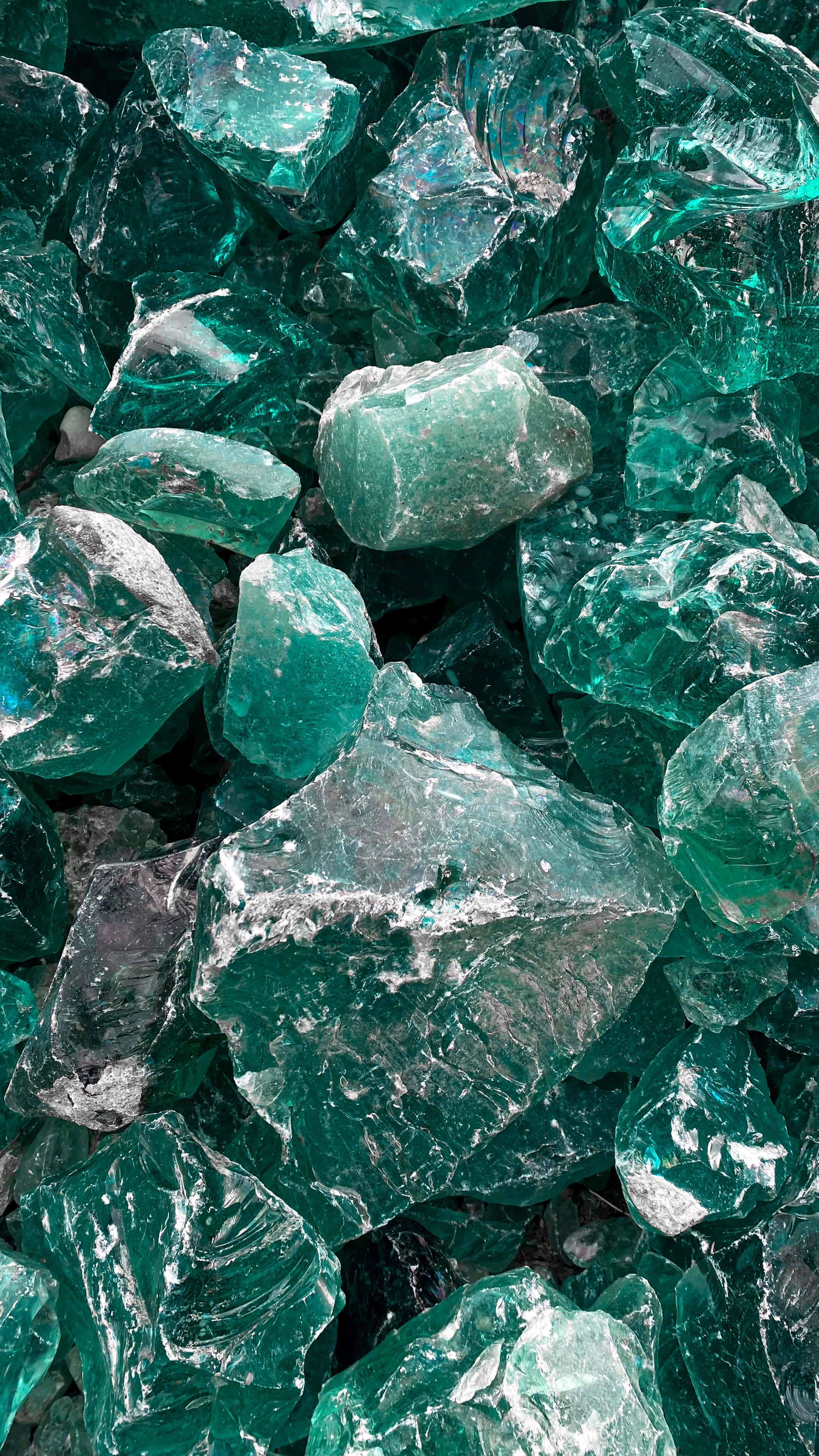 Rock 桌布 壁紙 — 粗糙的祖母綠寶石特寫，具有銳利的刻面和半透明的晶體紋理。