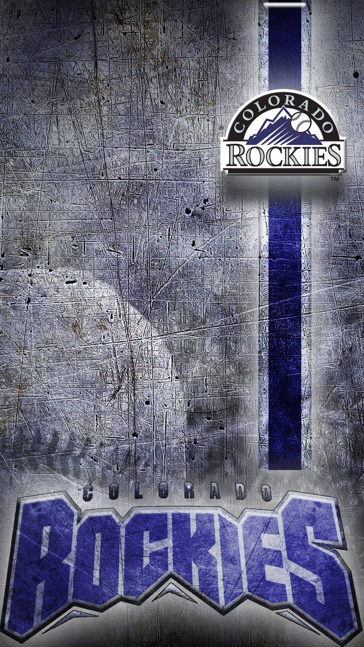 Rockies 桌布 壁紙 — 粗糙的金屬牆上展示科羅拉多落磯隊的標誌和球隊名稱，以鮮明的紫色和銀色呈現，並帶有垂直的藍色條紋。