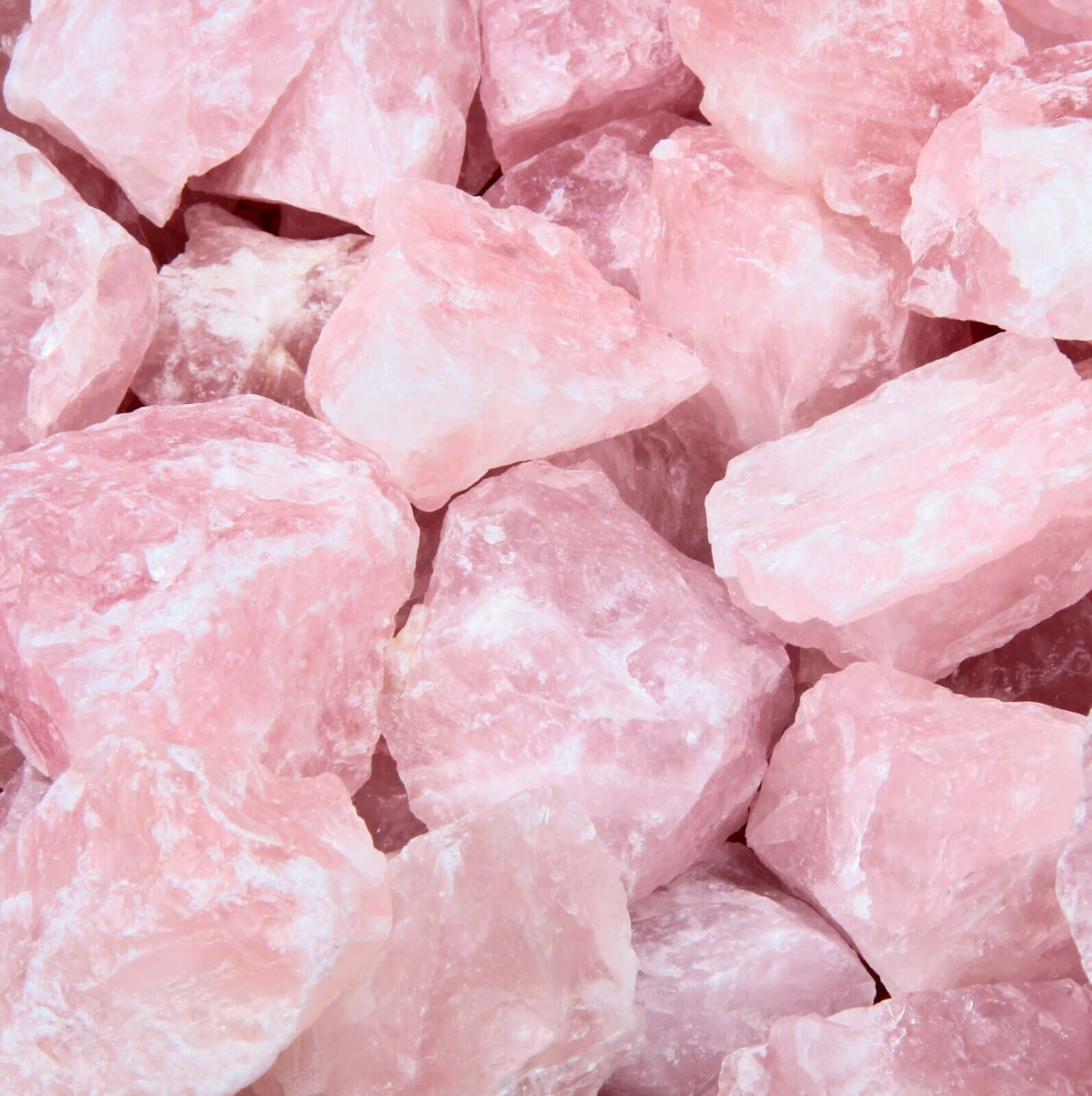 Pink Crystal Quartz 桌布 壁紙 — 粗糙粉紅玫瑰石英晶體的近距離特寫，帶有柔軟的白色紋理和天然切面。