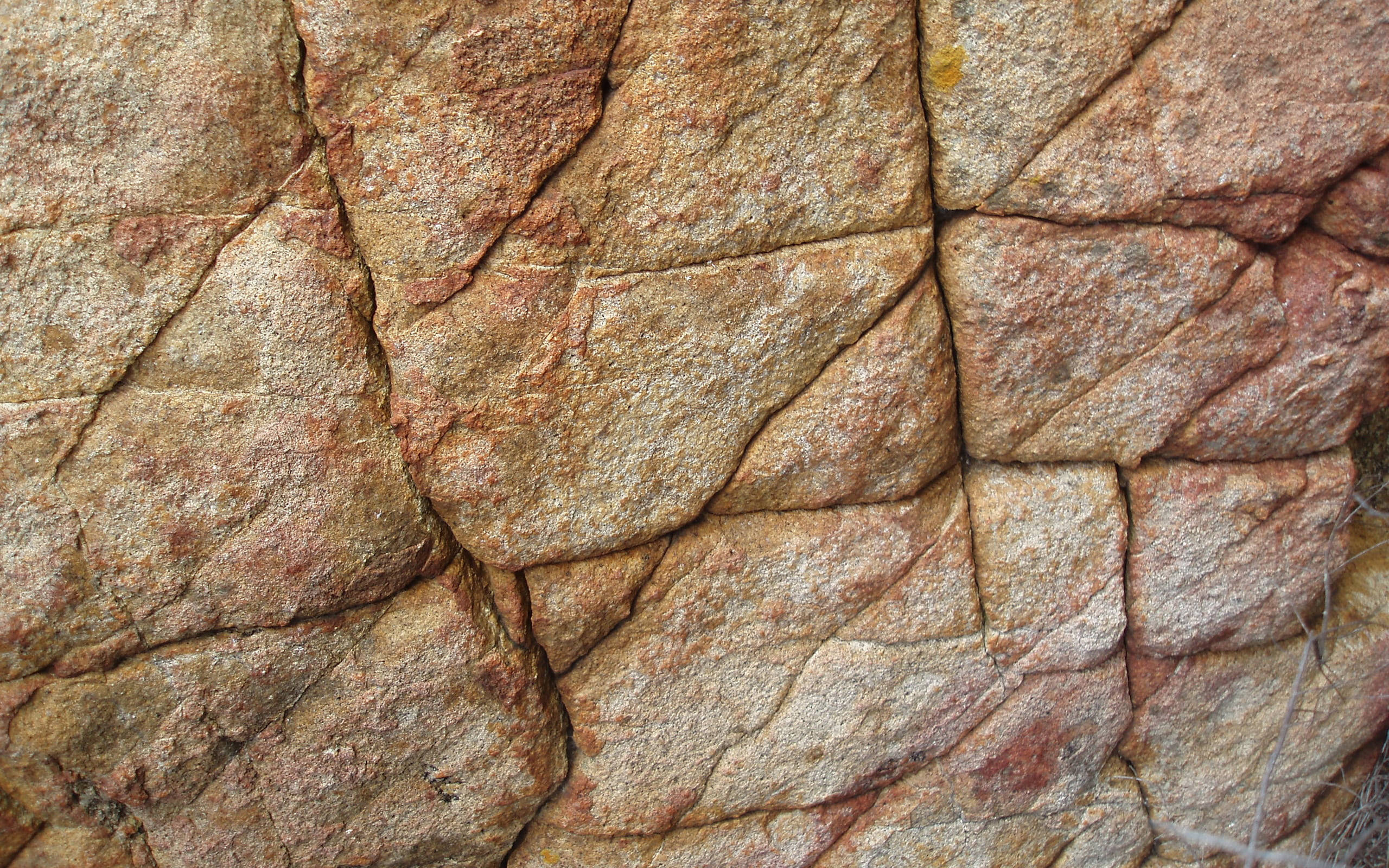 Stone 桌布 壁紙 — 粗糙紋理岩壁的特寫，帶有大地色調和自然裂縫。