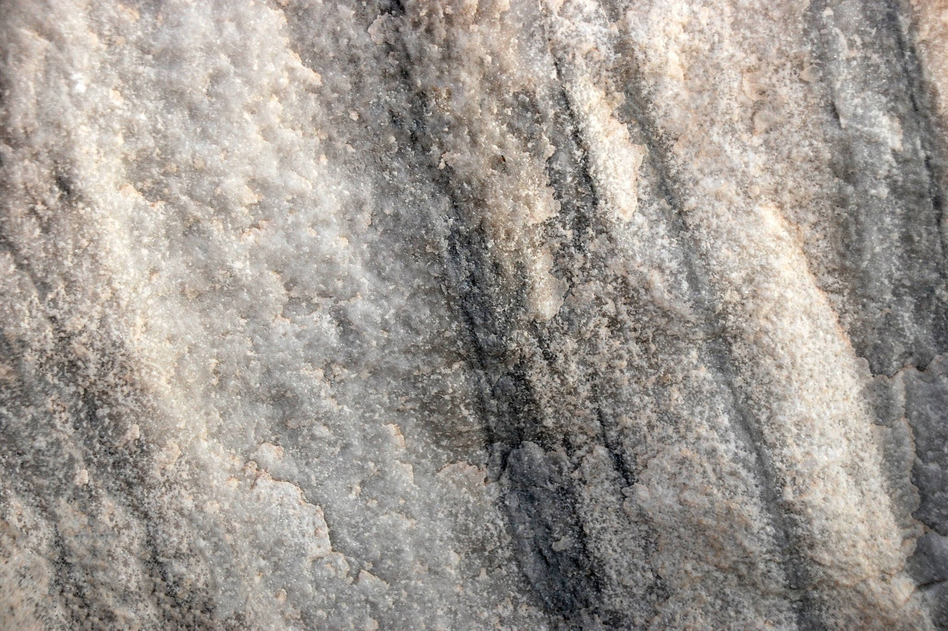 Marble Desktop 桌布 壁紙 — 粗糙紋理岩石表面的特寫，帶有漩渦狀灰米色和黑色礦脈。
