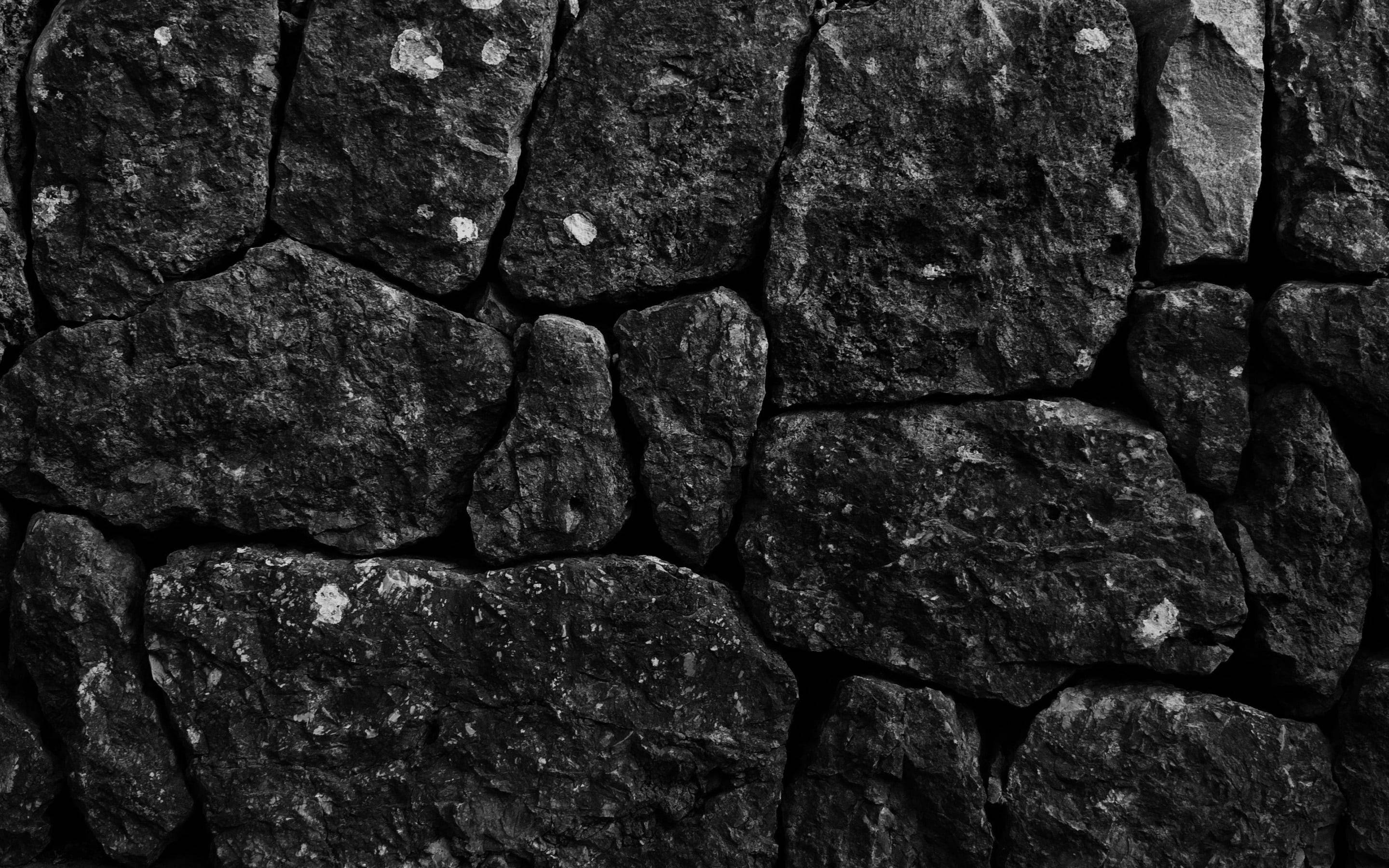 Stone 桌布 壁紙 — 粗糙紋理石塊形成堅固牆壁的單色特寫，帶有深邃陰影和明亮高光。
