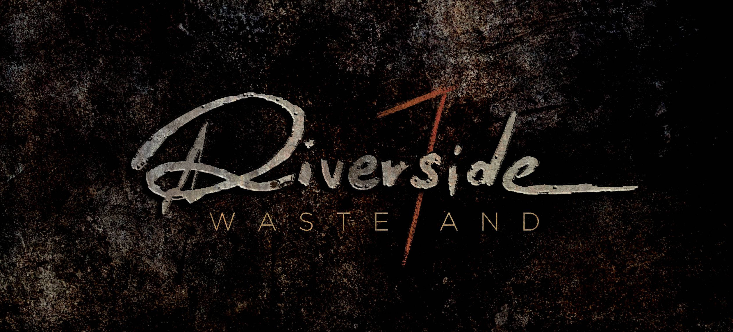 Rock 桌布 壁紙 — 粗糙紋理背景上展示風格化標誌「Riverside Waste and」，帶有金屬銀色和鏽紅色點綴。