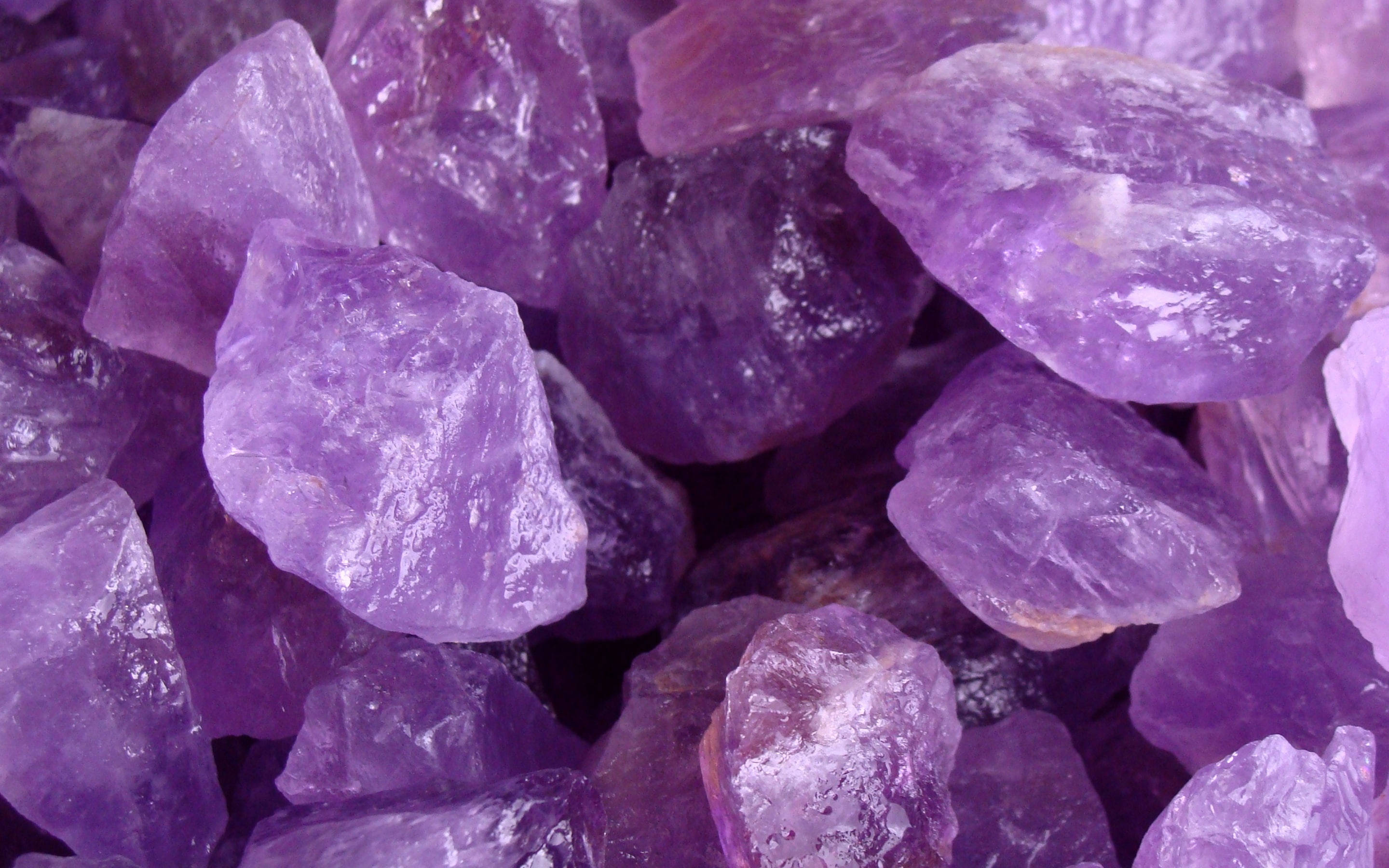 紫水晶 桌布 壁紙 — 粗糙紫水晶晶體的近距離特寫，散發深紫色色調和天然刻面。
