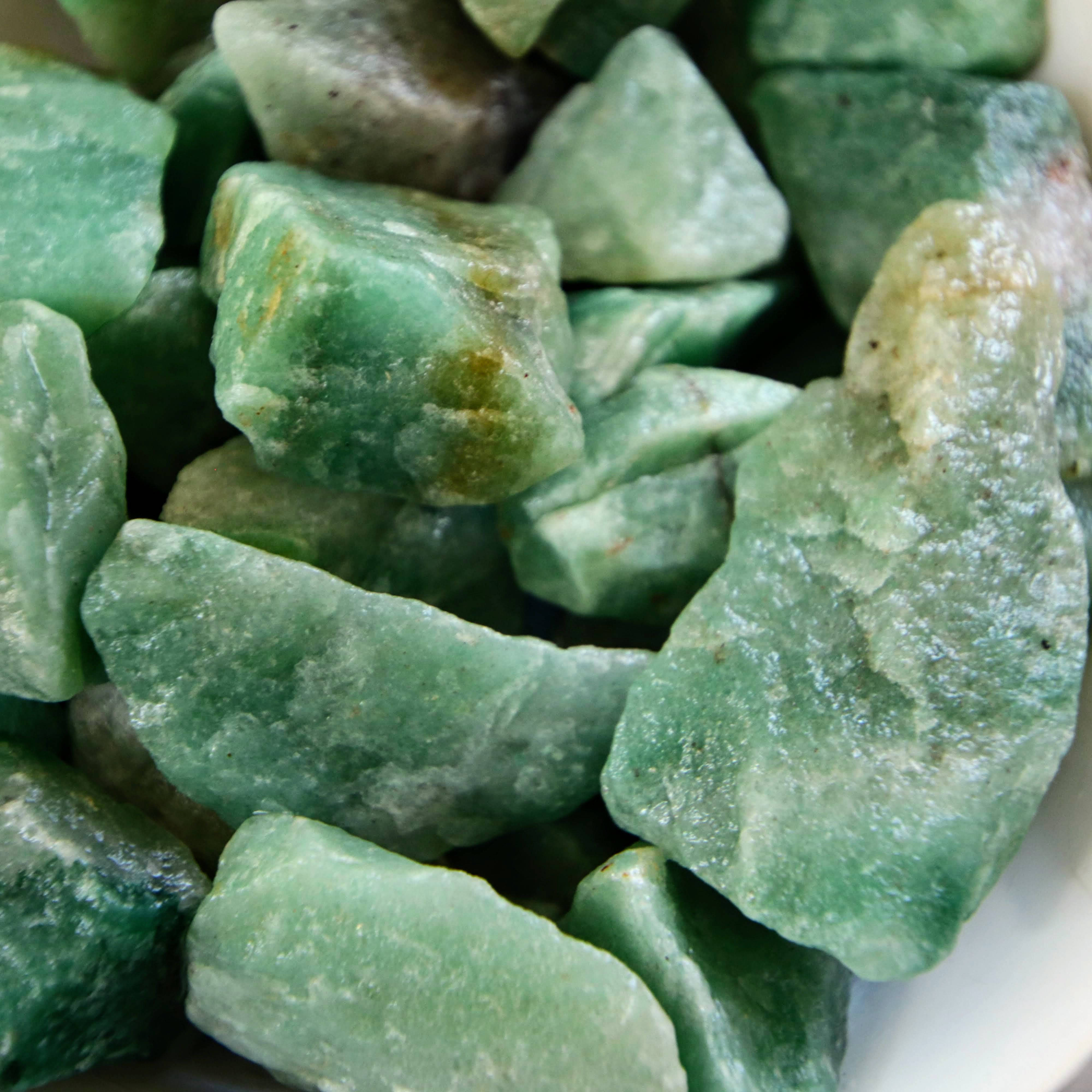 Sage 桌布 壁紙 — 粗糙綠色東陵石的近距離特寫，具有自然紋理和細微的金色斑點。