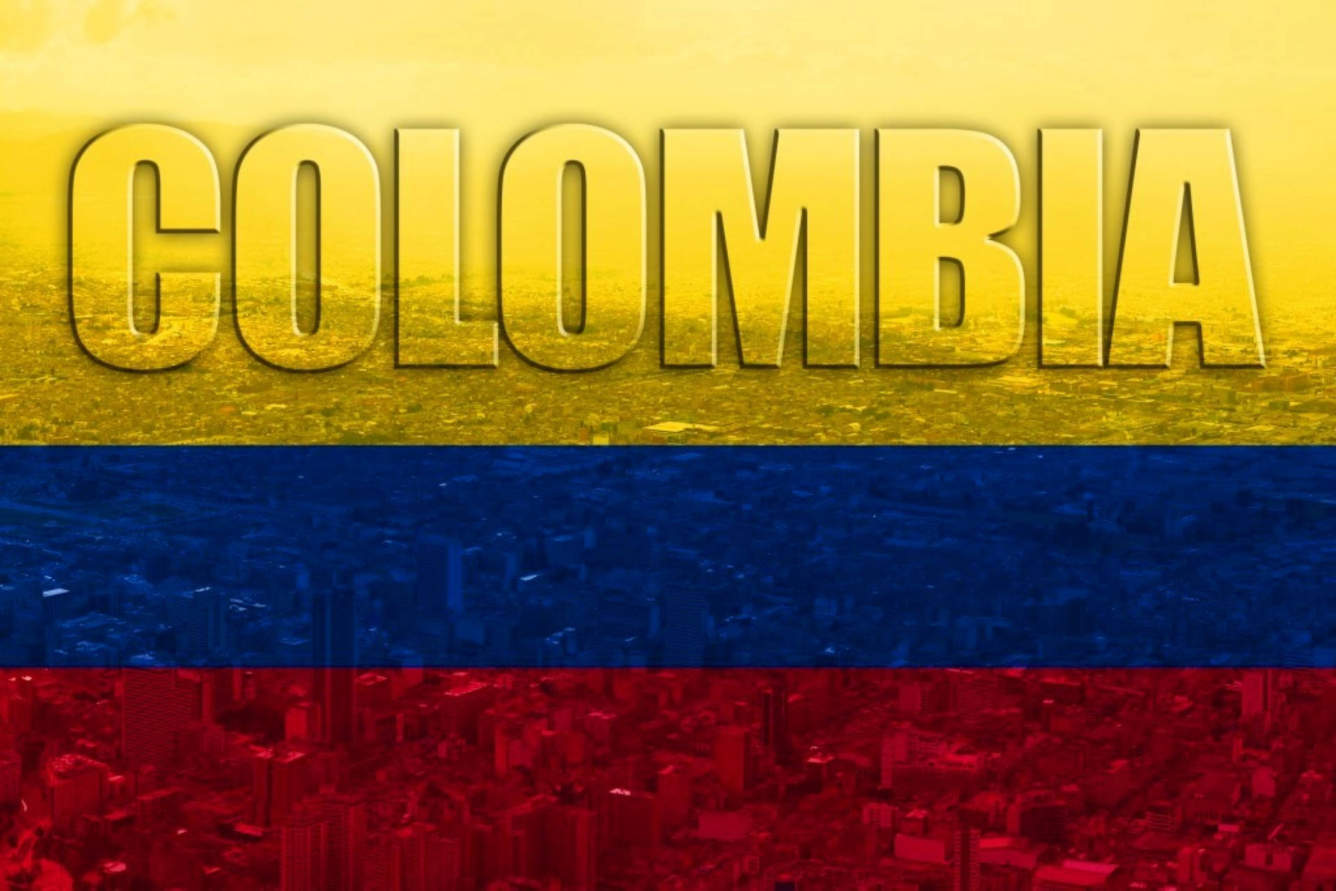 Colombia Flag 桌布 壁紙 — 粗體 'COLOMBIA' 文字覆蓋在由國旗黃、藍、紅條紋分割的城市景觀上。
