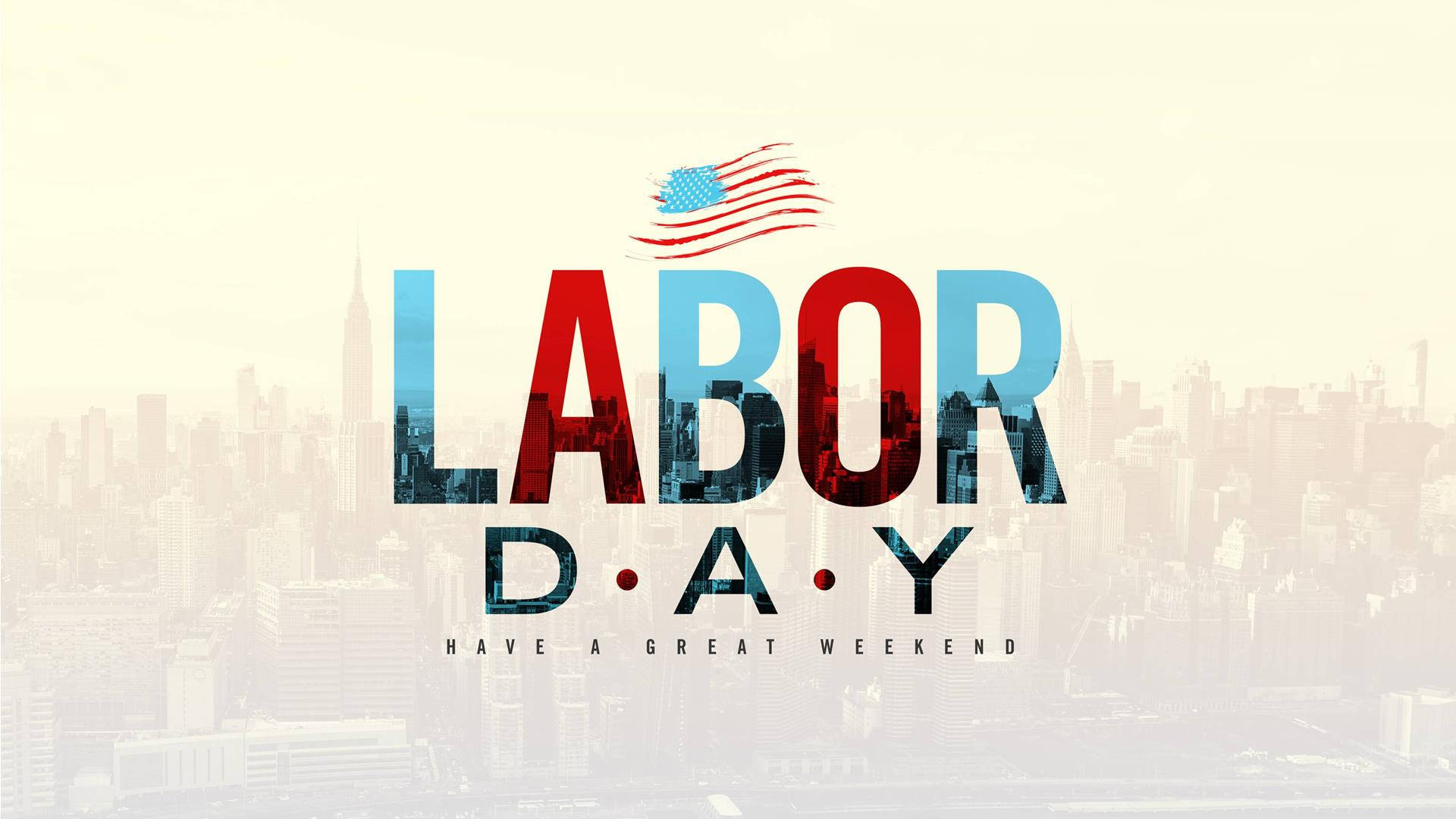 Labor 桌布 壁紙 — 粗體 'Labor Day' 文字，帶有美國國旗圖案，疊加在褪色的城市天際線背景上，色調溫暖。