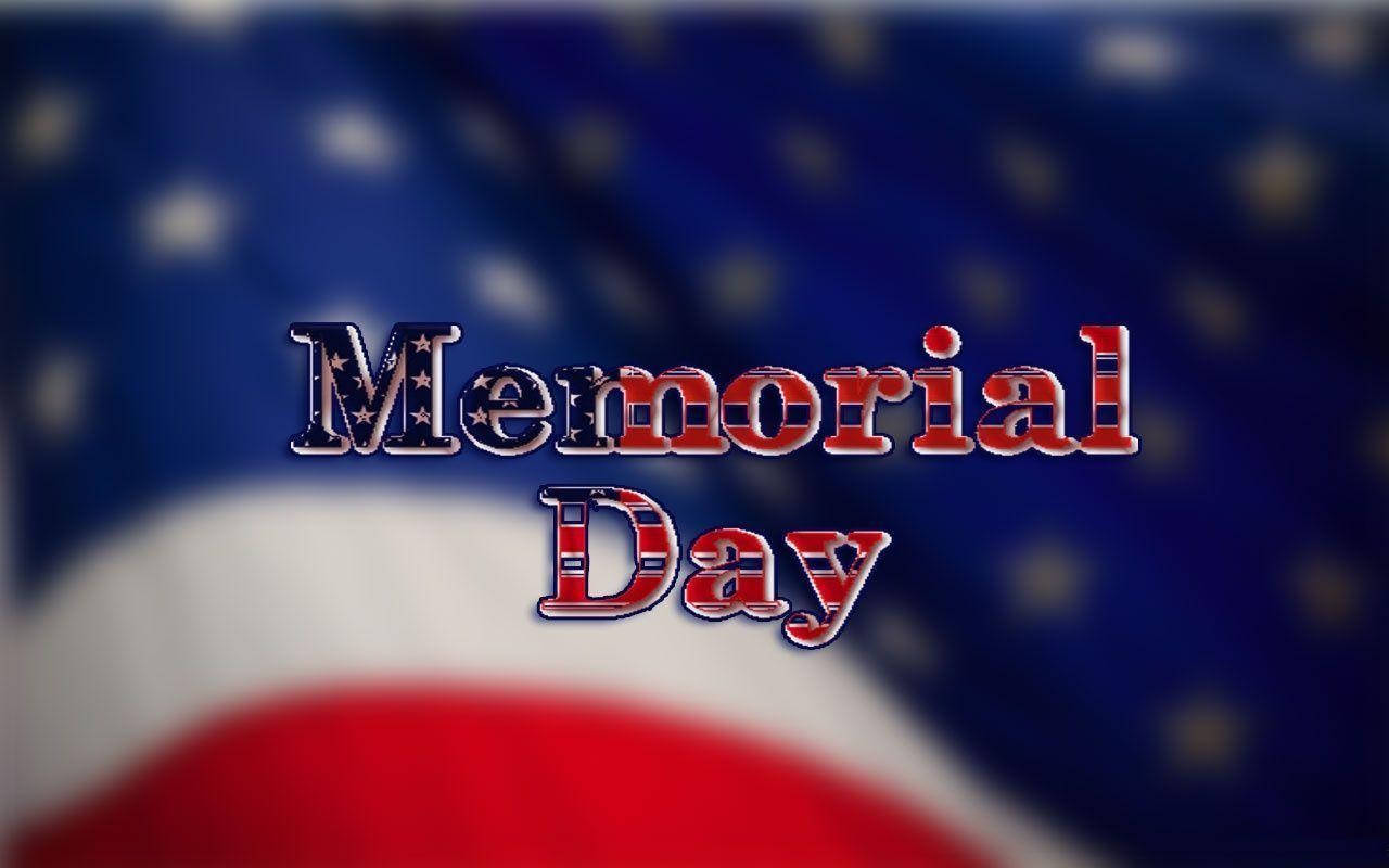 Memorial 桌布 壁紙 — 粗體 'Memorial Day' 文字以紅、白、藍星星疊加在模糊的美國國旗背景上。