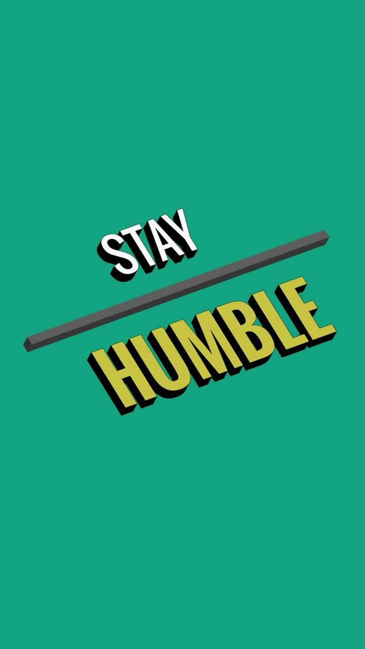Stay Humble 桌布 壁紙 — 粗體3D文字顯示stay humble，背景為純青色，帶有對角灰色條紋。